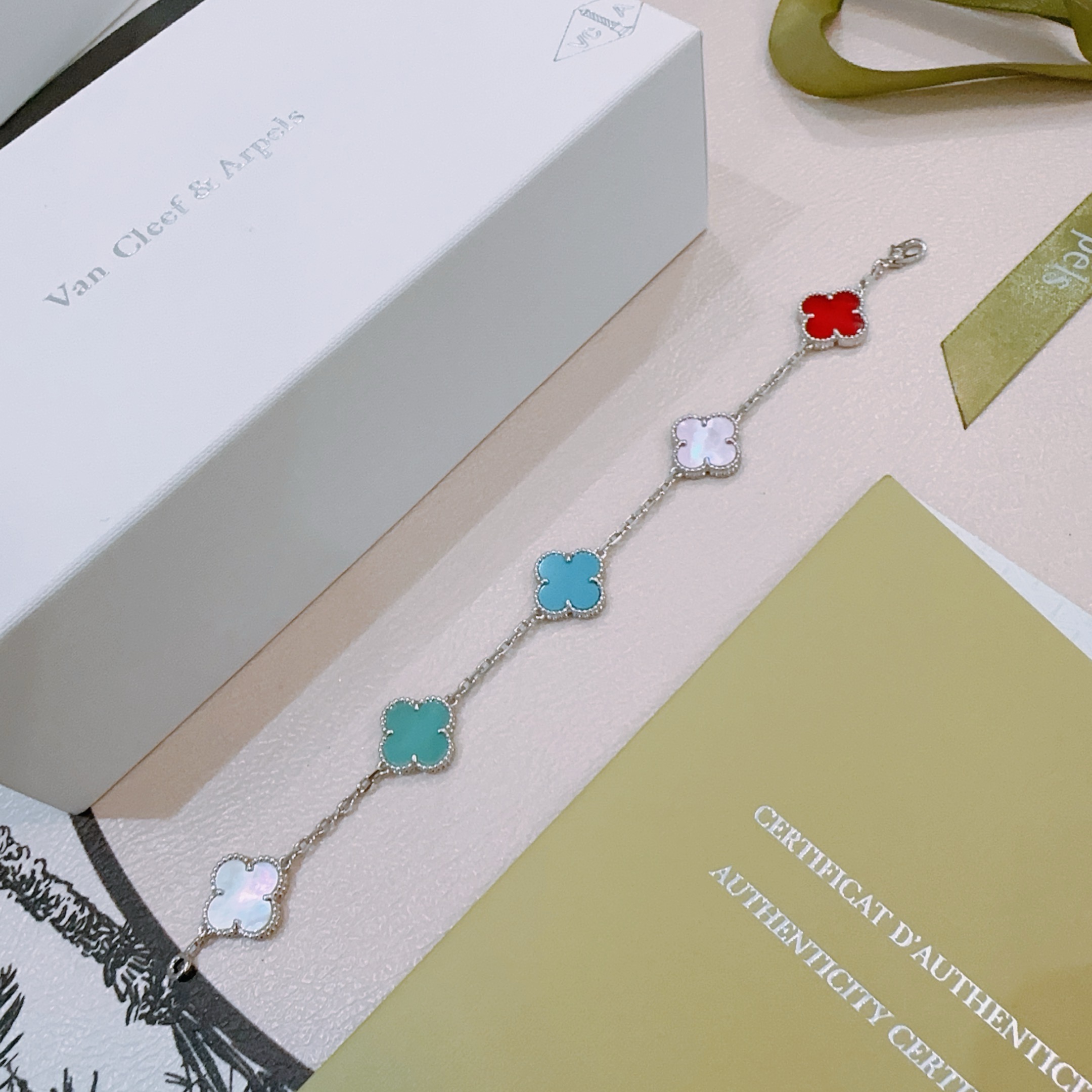 四叶草梵克雅宝🍀正品定制🌈彩虹花色手链V金材质系列 品相完美，细节无敌，那种独特的色泽完全无可挑剔，再缀