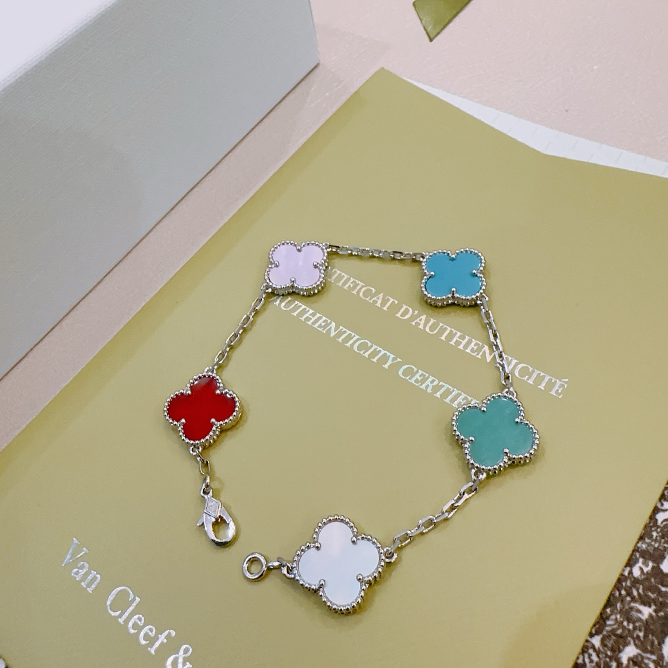 四叶草梵克雅宝🍀正品定制🌈彩虹花色手链V金材质系列 品相完美，细节无敌，那种独特的色泽完全无可挑剔，再缀
