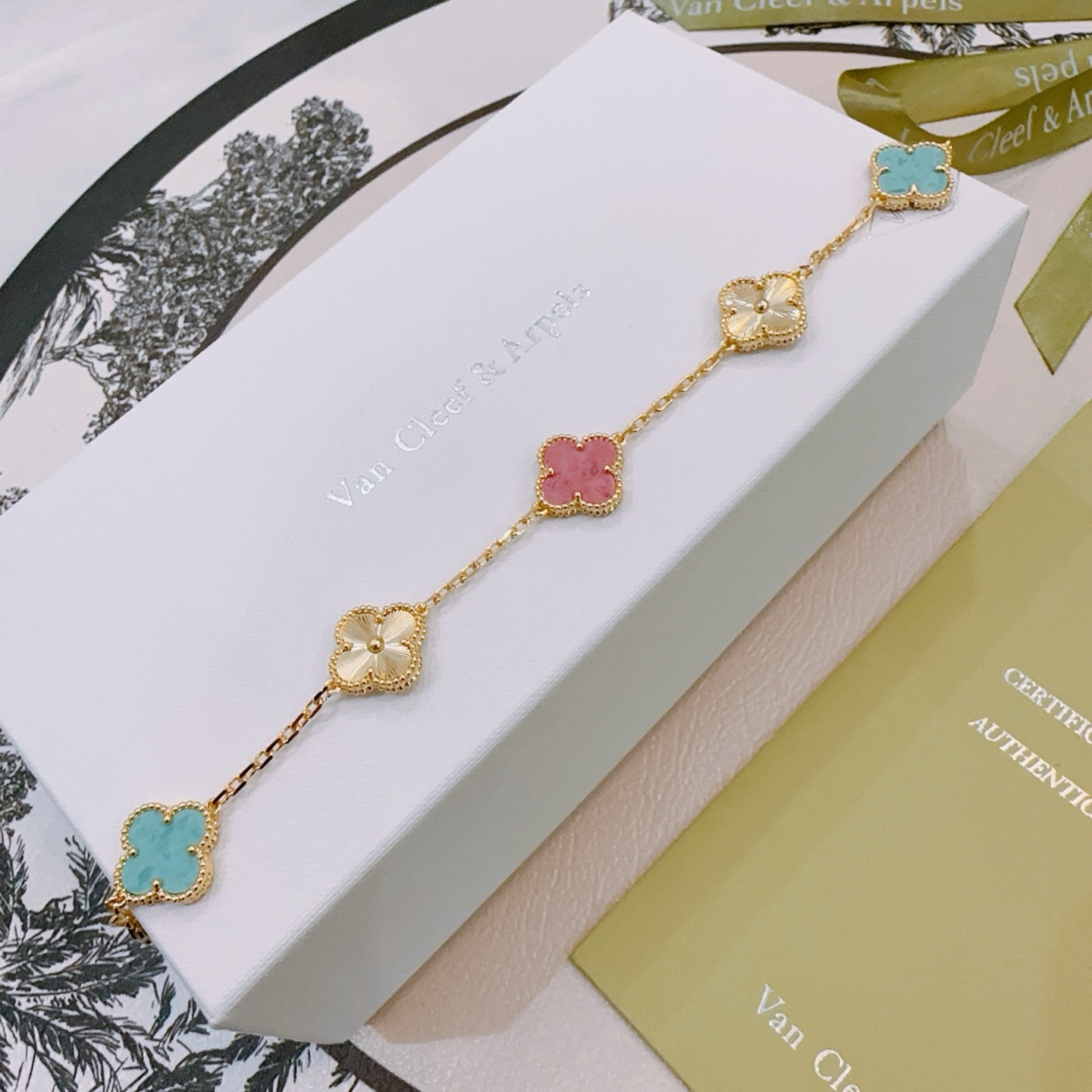 四叶草梵克雅宝🍀正品定制🌈彩虹花色手链V金材质系列 品相完美，细节无敌，那种独特的色泽完全无可挑剔，再缀