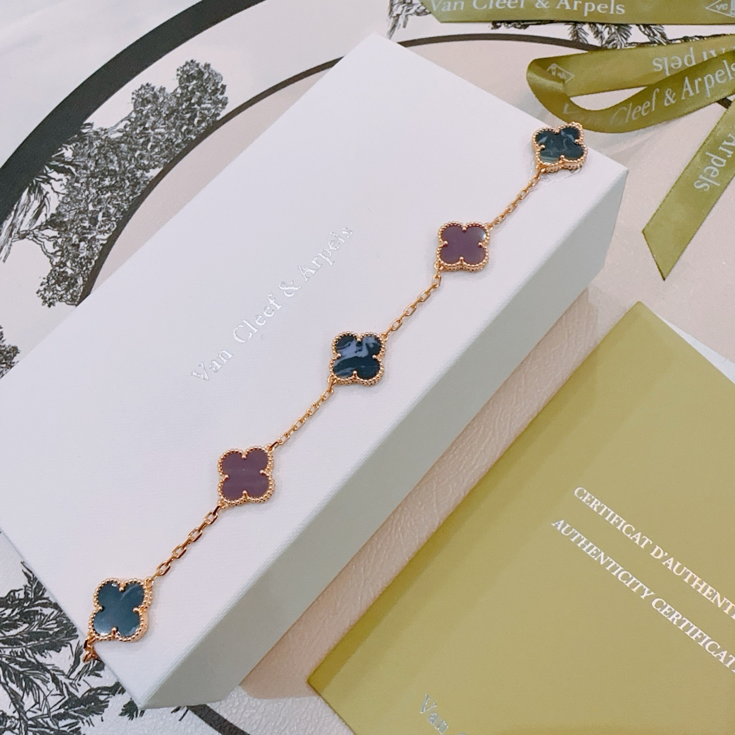 四叶草梵克雅宝🍀正品定制🌈彩虹花色手链V金材质系列 品相完美，细节无敌，那种独特的色泽完全无可挑剔，再缀
