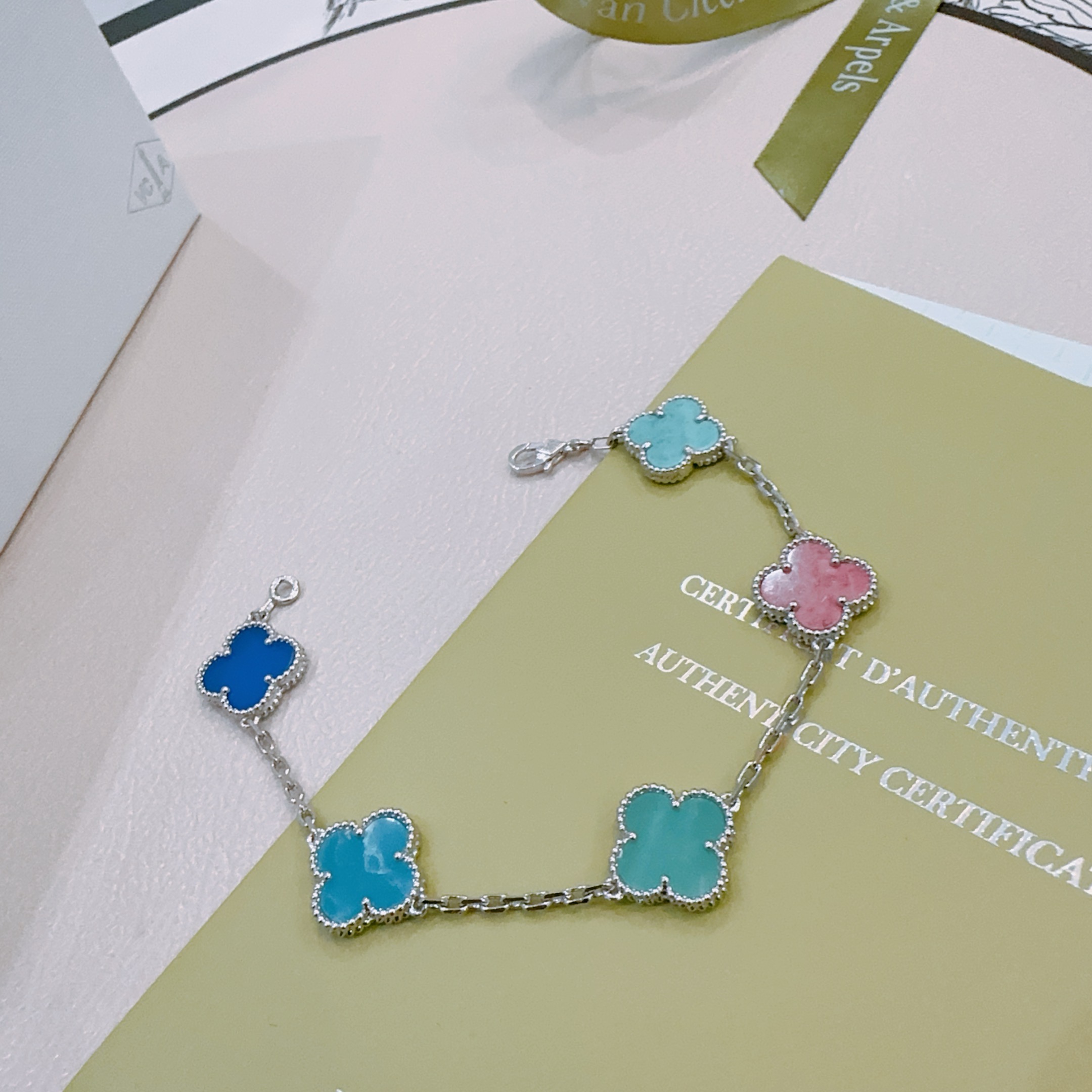 四叶草梵克雅宝🍀正品定制🌈彩虹花色手链V金材质系列 品相完美，细节无敌，那种独特的色泽完全无可挑剔，再缀