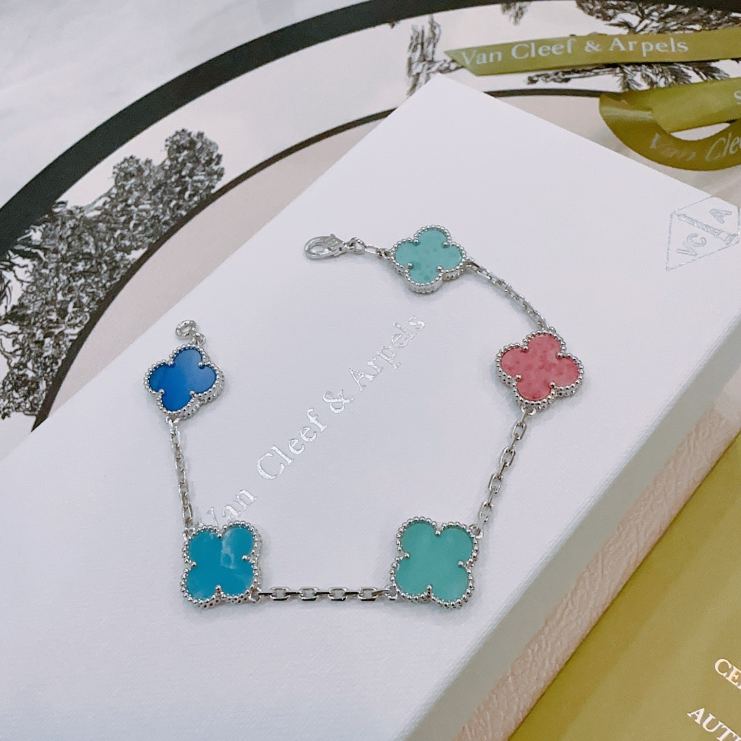 四叶草梵克雅宝🍀正品定制🌈彩虹花色手链V金材质系列 品相完美，细节无敌，那种独特的色泽完全无可挑剔，再缀