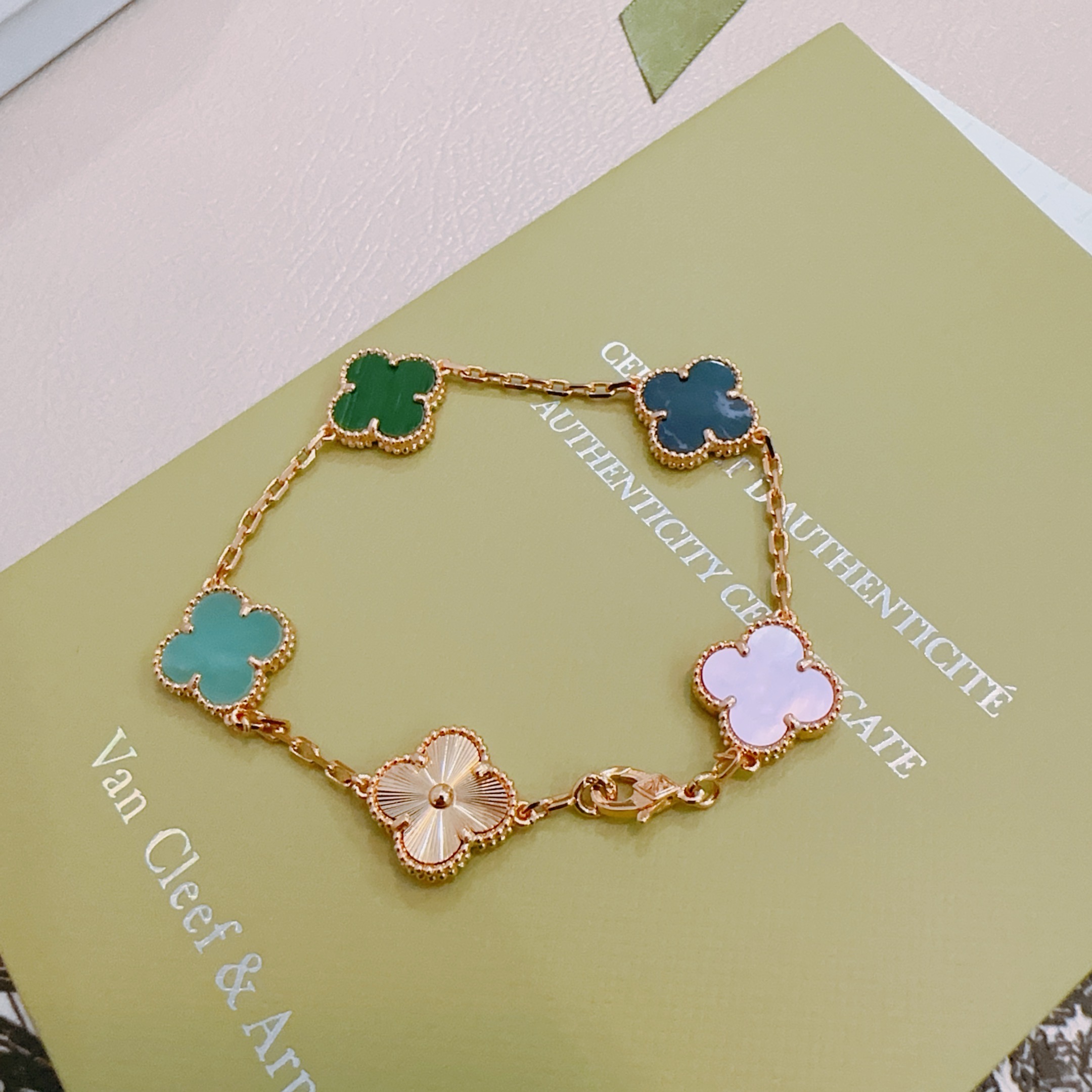 四叶草梵克雅宝🍀正品定制🌈彩虹花色手链V金材质系列 品相完美，细节无敌，那种独特的色泽完全无可挑剔，再缀