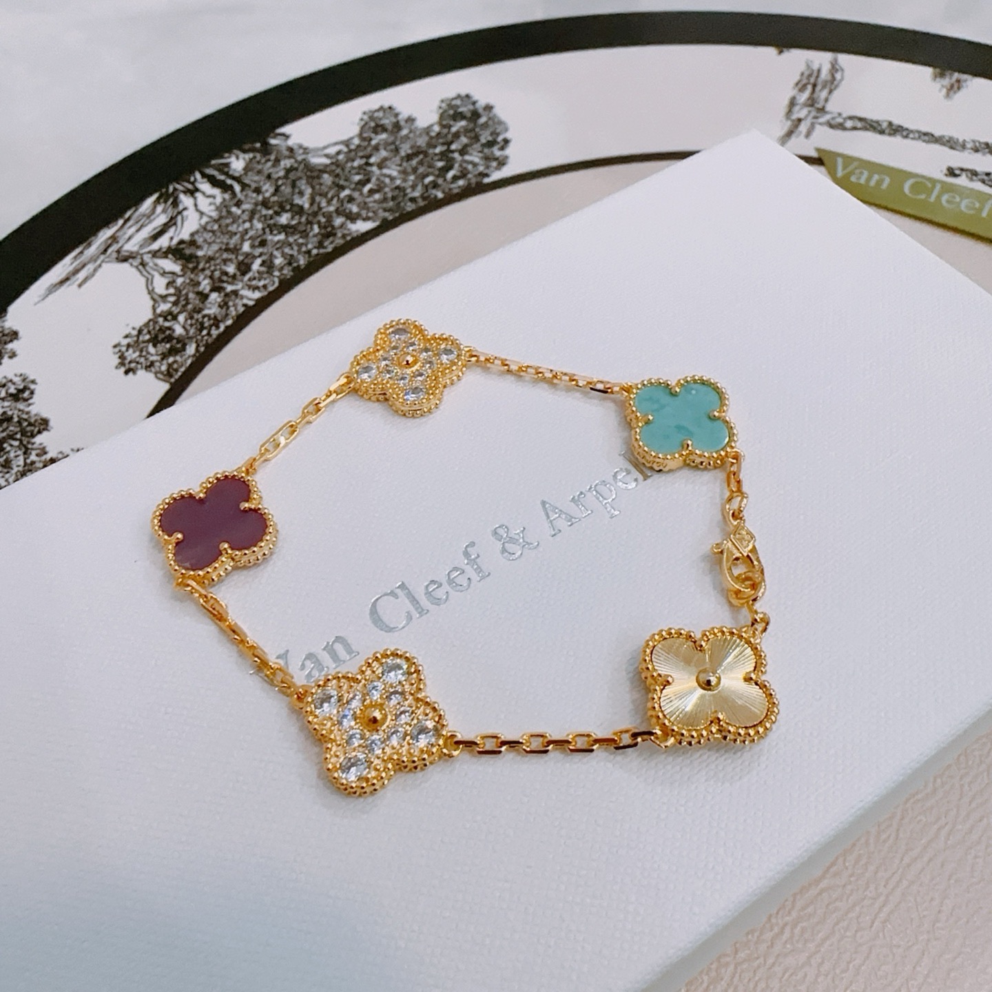 四叶草梵克雅宝🍀正品定制🌈彩虹花色手链V金材质系列 品相完美，细节无敌，那种独特的色泽完全无可挑剔，再缀