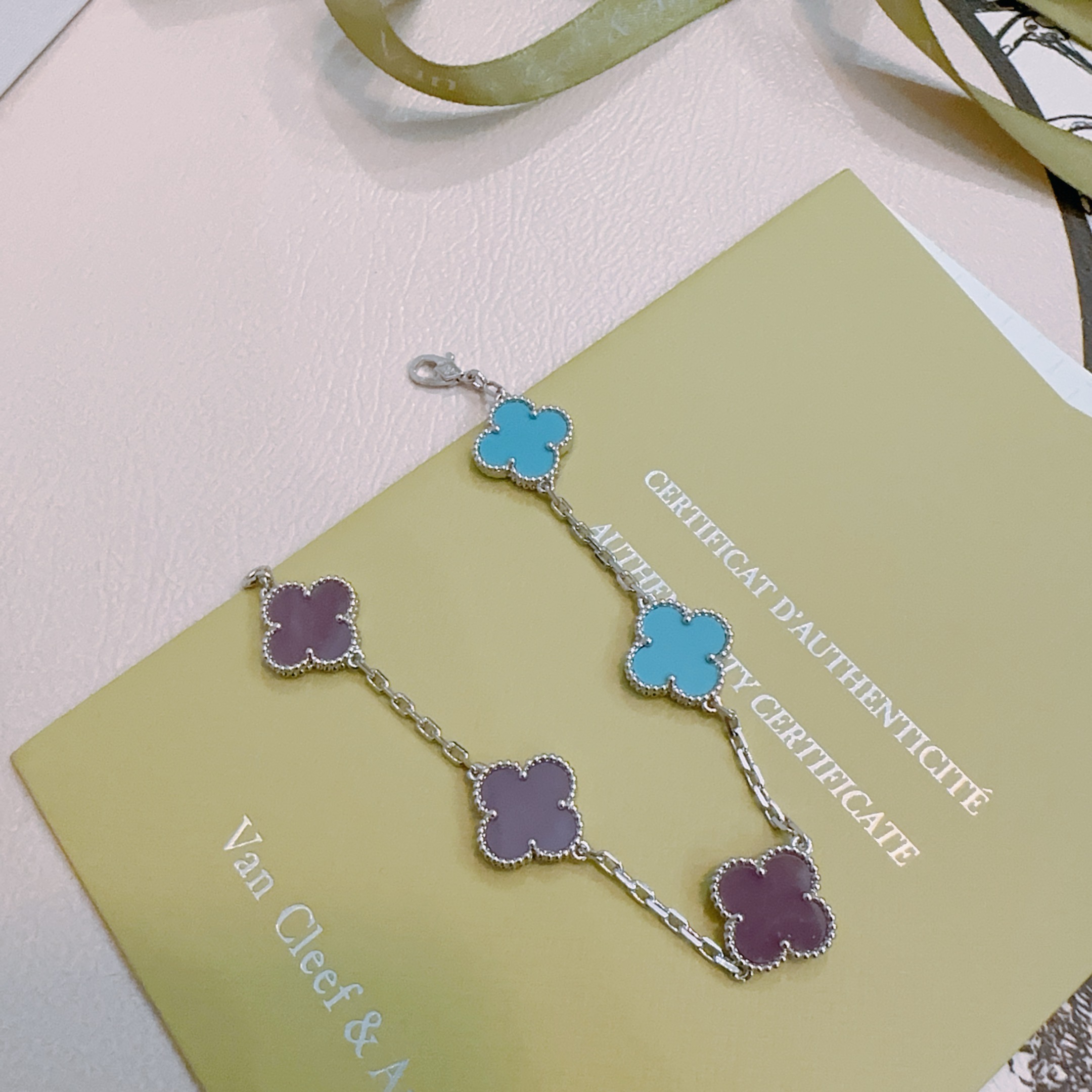 四叶草梵克雅宝🍀正品定制🌈彩虹花色手链V金材质系列 品相完美，细节无敌，那种独特的色泽完全无可挑剔，再缀