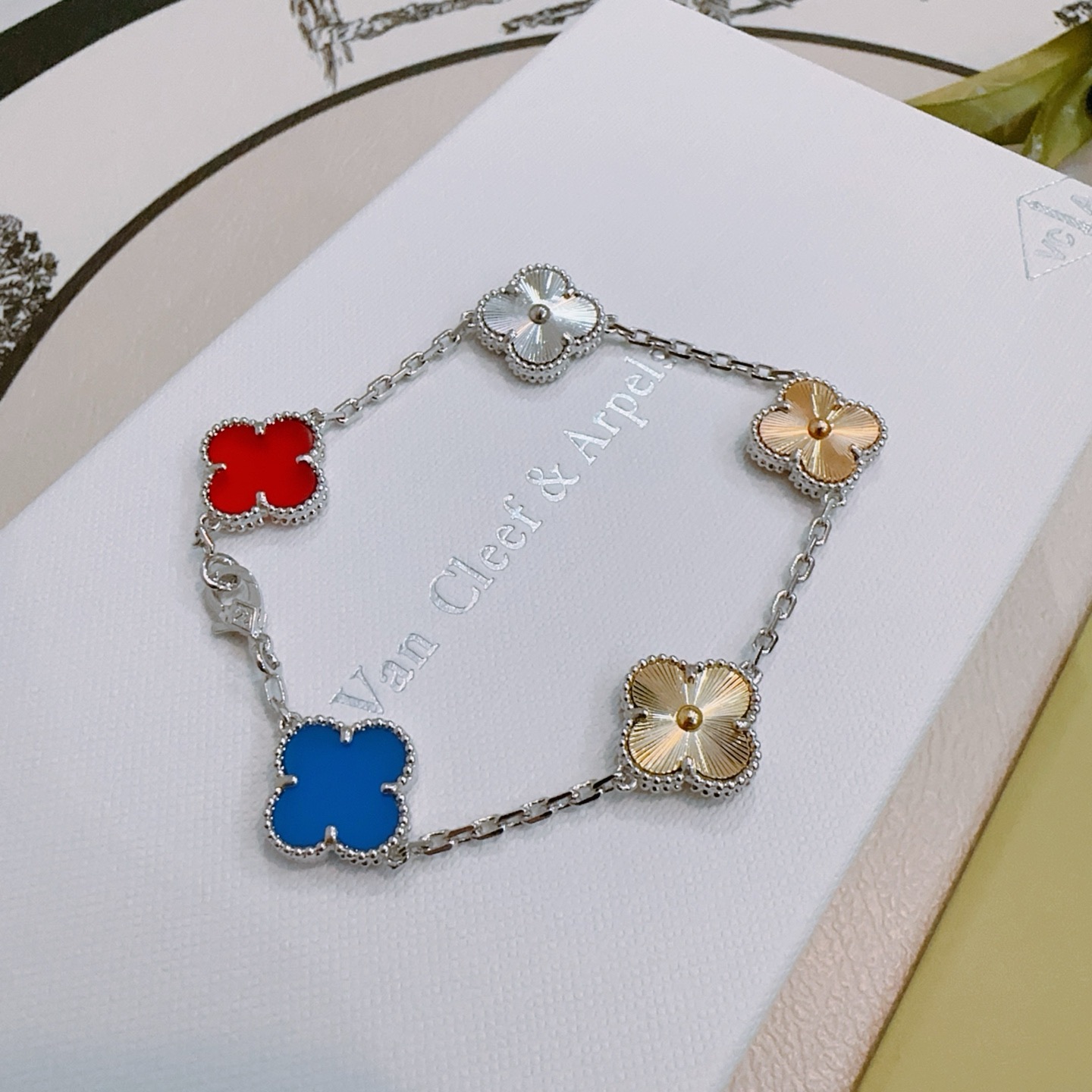 四叶草梵克雅宝🍀正品定制🌈彩虹花色手链V金材质系列 品相完美，细节无敌，那种独特的色泽完全无可挑剔，再缀