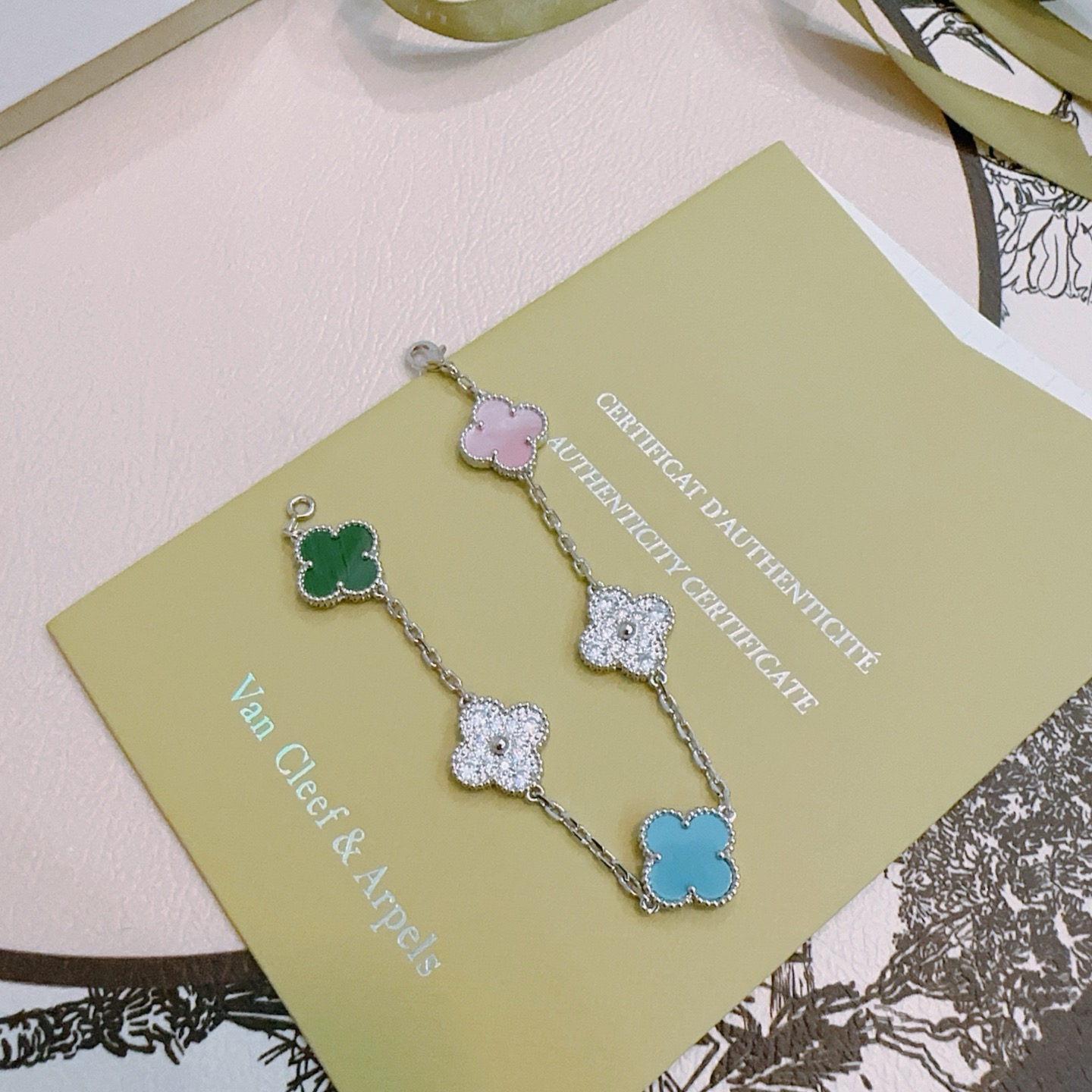 四叶草梵克雅宝🍀正品定制🌈彩虹花色手链V金材质系列 品相完美，细节无敌，那种独特的色泽完全无可挑剔，再缀