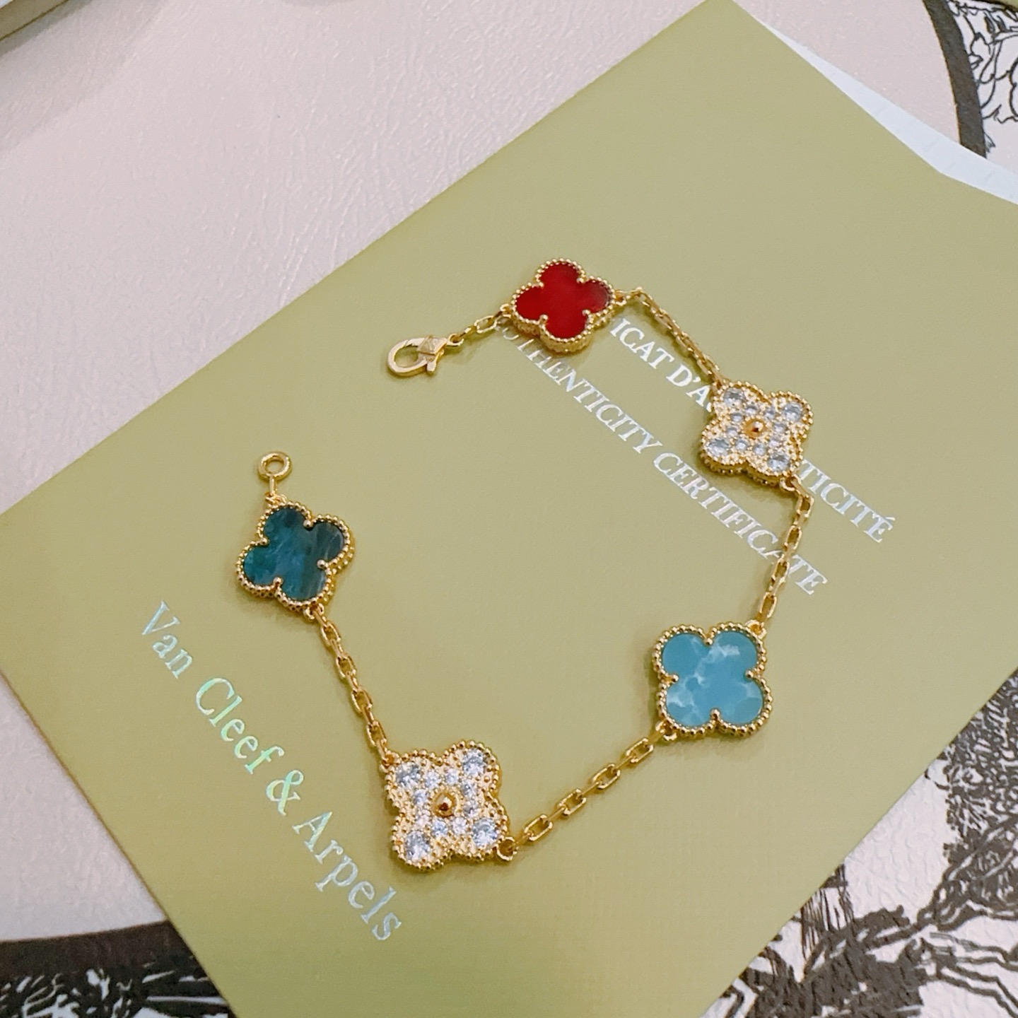 四叶草梵克雅宝🍀正品定制🌈彩虹花色手链V金材质系列 品相完美，细节无敌，那种独特的色泽完全无可挑剔，再缀