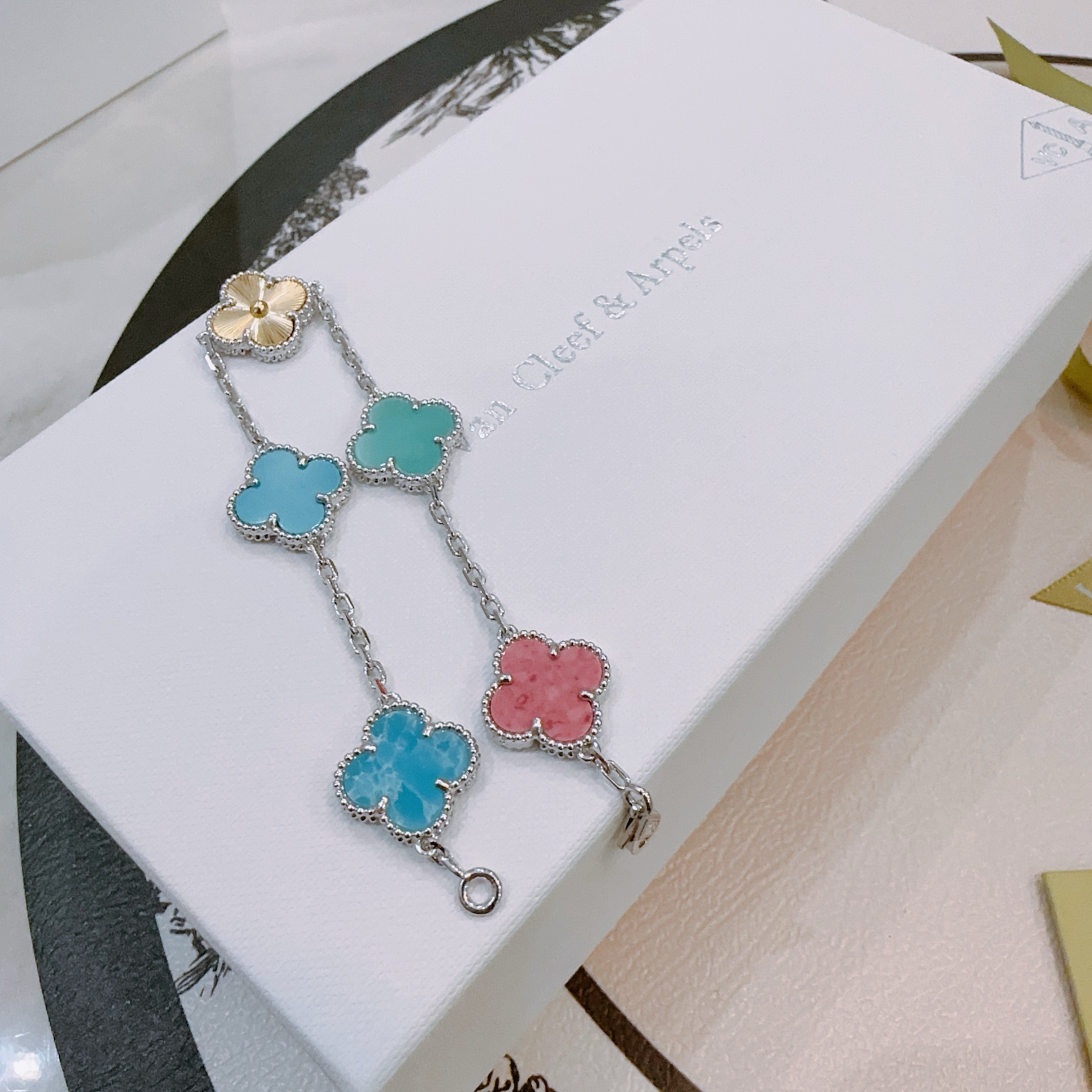四叶草梵克雅宝🍀正品定制🌈彩虹花色手链V金材质系列 品相完美，细节无敌，那种独特的色泽完全无可挑剔，再缀