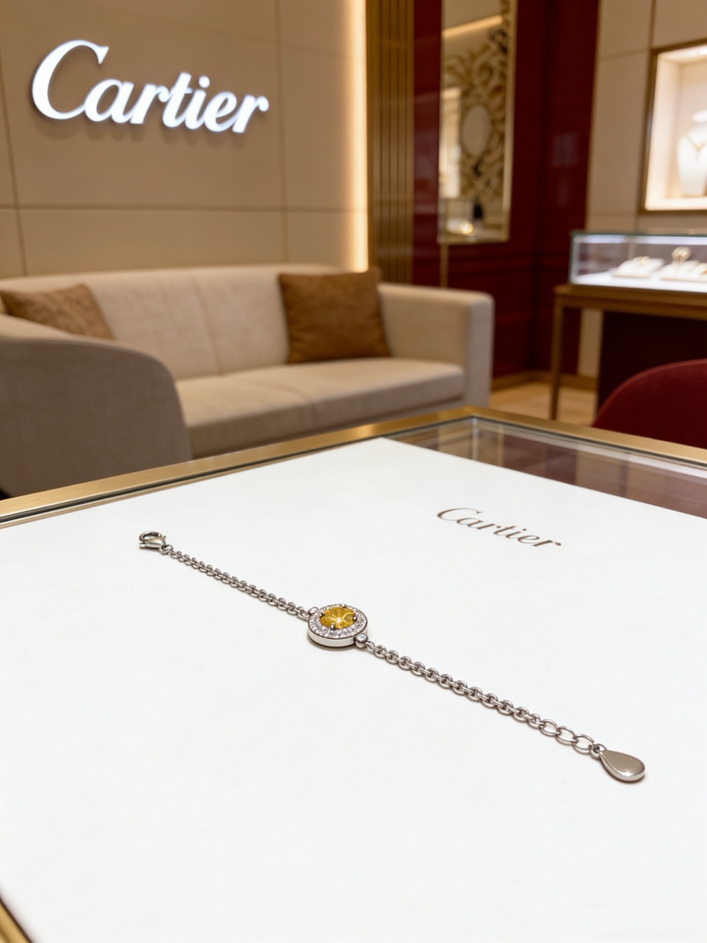NO:857770,Cartier bracelet bracelet V gold material series, perfect appearance, unparalleled details, the unique color is completely impeccable, and decorated with a classic ring shape design, simple yet elegant and eye-catching, the V gold pure handmade combination is more elegant, elegant and moving. Same style for men and women Cartier bracelet, jewelry boutique, cartier, bracelet, bracelet19860909卡地亚手链手镯V金材质系列 品相完美,细节无敌,那种独特的色泽完全无可挑剔,再缀以经典指环外形设计,简约之余却又优雅夺目,V金纯手工的组合更显气色,上手雅致动人.男女同款 卡地亚手链,饰品精品,cartier,bracelet,bracelet,Jewelry