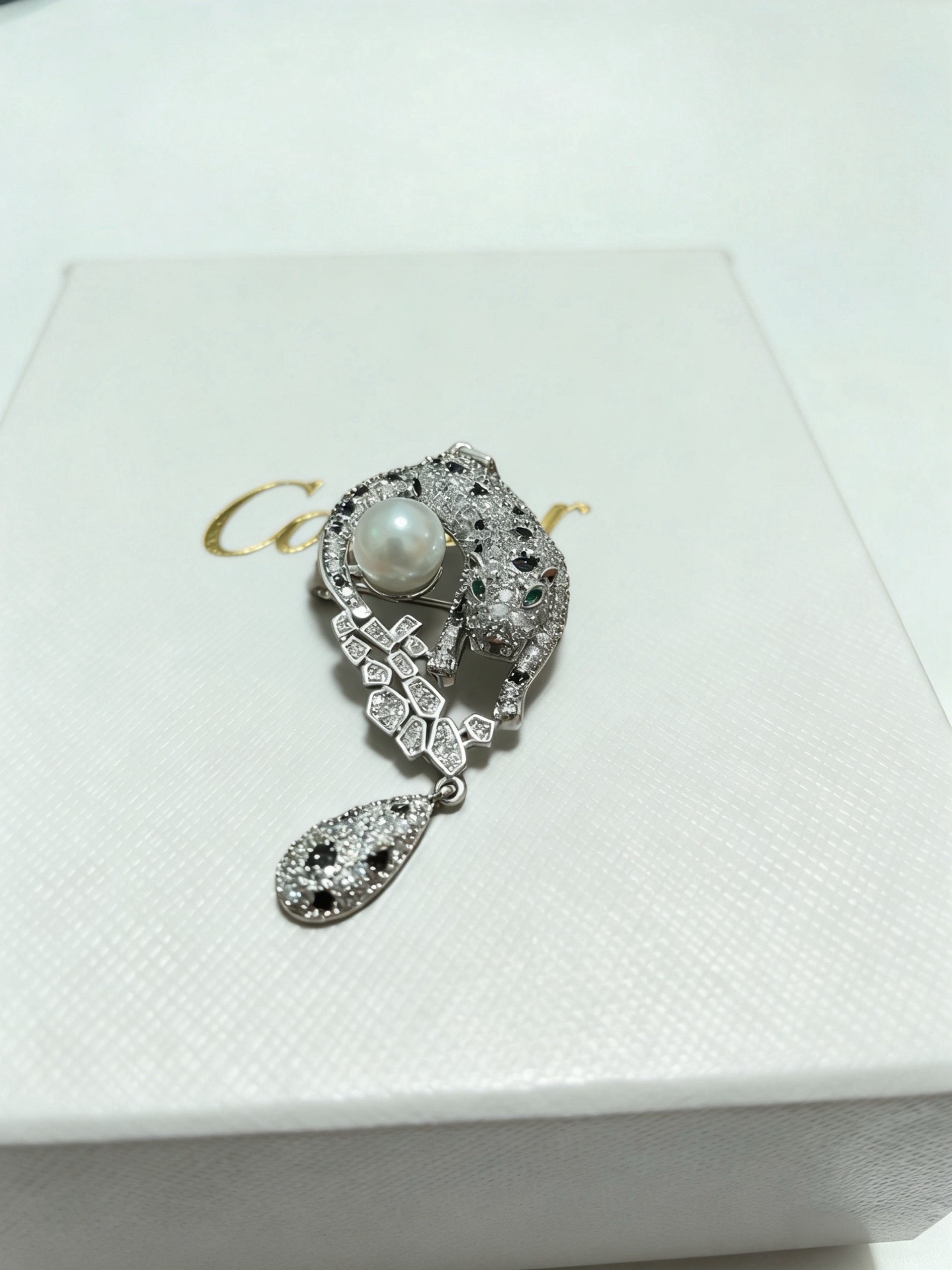 NO:857919,Cartier brooch Cartier's new rich series, high-end and domineering, spotted leopard, electroplated gold, hand-made micro-setting technology!  High-end and elegant, the leopard head is coming to attack!  Fashionable, trendy and domineering!  Both men and women can wear electroplated thick gold brooches, fine jewelry, cartier, brooch, breastpin19860909卡地亚胸针 卡家全新暴富系列 高端霸气 斑点豹子 电镀咪金 手工微镶工艺！高档大气大气上档次 豹子头来击！时尚、潮流、霸气！男神女神均可佩戴 电镀厚金胸针,饰品精品,cartier,brooch，breastpin,Jewelry