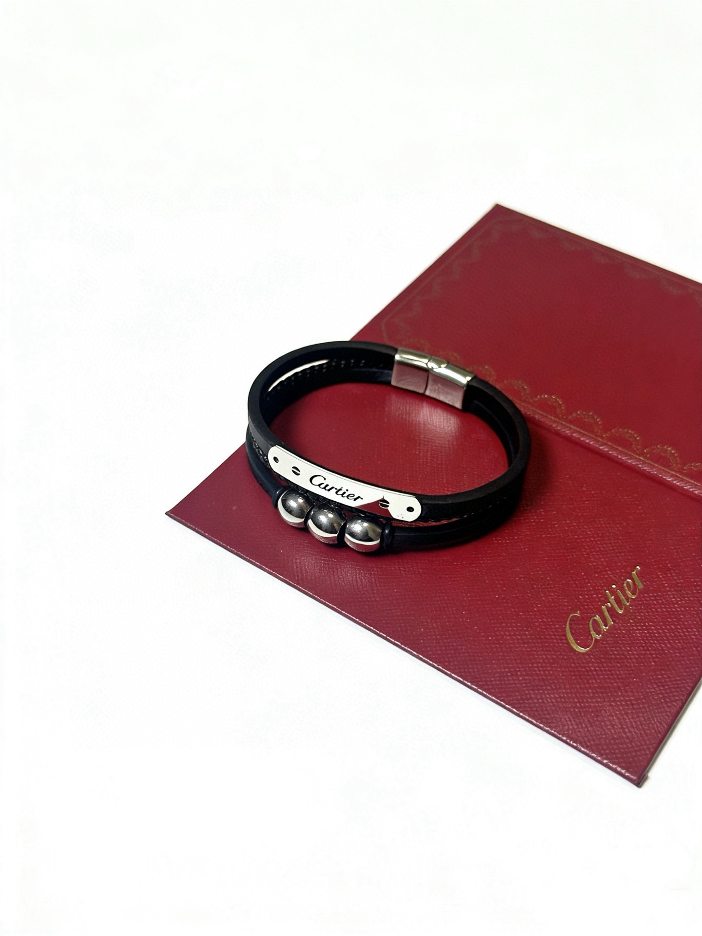 NO:861467,Cartier Bracelet Bracelet V gold cowhide material series is in perfect condition, with unparalleled details. The unique color is completely impeccable, and is decorated with a classic ring shape design. It is simple yet elegant and eye-catching. The pure handmade combination of V gold is more elegant and elegant. Same style for men and women. Cartier bracelet, jewelry boutique, cartier, bracelet, bracelet, cowhide19860909卡地亚手链手镯V金牛皮材质系列 品相完美,细节无敌,那种独特的色泽完全无可挑剔,再缀以经典指环外形设计,简约之余却又优雅夺目,V金纯手工的组合更显气色,上手雅致动人.男女同款 卡地亚手链,饰品精品,cartier,bracelet,bracelet,cowhide,Jewelry