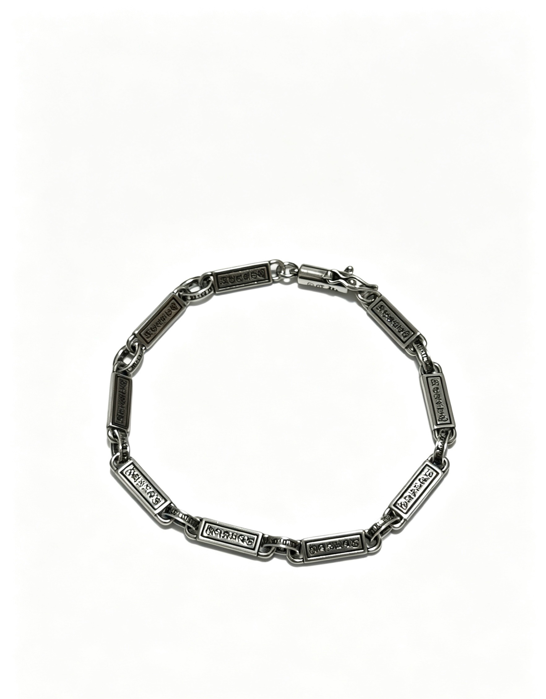 NO:860974,New [counter quality] Chrome Hearts Classic Retro Cross Flower Glossy Cuban Bracelet, the original concave and convex shapes have different pattern design styles, showing a distinctive cross. The Scout flower is the symbol of Chrome Hearts, so it is more durable. Genuine pattern-printed Chrome Hearts distinguishes the ordinary light version in the market. Match the version and standard quality. Look at the printing details. The degree of retro ash oxidation. Seiko version!  !  !  Purely handmade, authentic mold opening, trendy and fashionable must-have, can be worn by both men and women, same style for couples, official website original version, rock punk Thai silver style, retro elements, trendy and versatile, boutique jewelry, chrome hearts, chrome hearts, bracelets19860909新款【专柜品质】Chrome Hearts克罗心经典复古十字花光面古巴手链,原图凹凸造型不同的花纹设计风格 呈现出与众不同 十字架 童军花是克罗心的志 所以更经久不衰 正品打版Chrome Hearts克罗心 区别市场普通轻版 对版对标品质 看字印细节 复古做旧灰氧程度.精工版本！！！ 纯手工打造 正品开模 潮流时尚必备 男女均可佩戴 情侣同款 官网原版 摇滚朋克泰银风格 复古元素 潮流百搭,饰品精品,chrome hearts,chrome hearts,bracelet,Jewelry