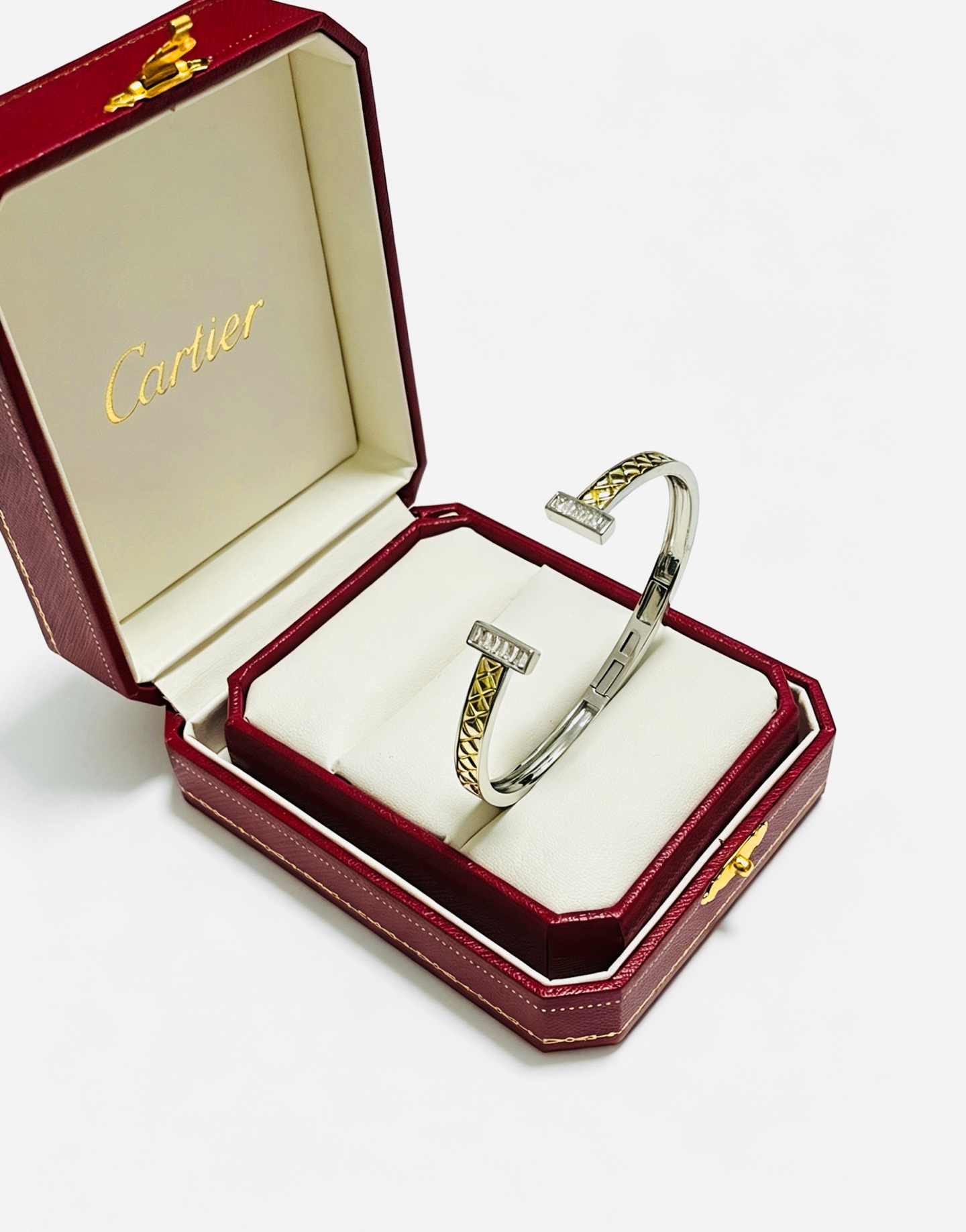 NO:861555,Cartier bracelet bracelet V gold material series, perfect appearance, unparalleled details, the unique color is completely impeccable, and decorated with a classic ring shape design, simple yet elegant and eye-catching, the V gold pure handmade combination is more elegant, elegant and moving. Same style for men and women Cartier bracelet, jewelry boutique, cartier, bracelet, bracelet19860909卡地亚手链手镯V金材质系列 品相完美,细节无敌,那种独特的色泽完全无可挑剔,再缀以经典指环外形设计,简约之余却又优雅夺目,V金纯手工的组合更显气色,上手雅致动人.男女同款 卡地亚手链,饰品精品,cartier,bracelet,bracelet,Jewelry