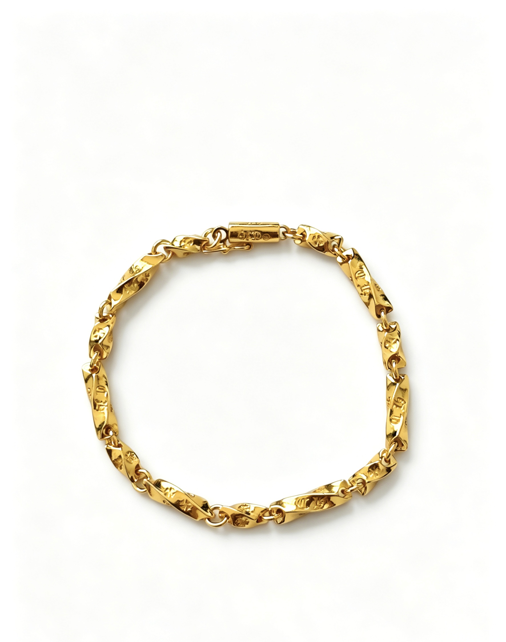NO:860928,New [counter quality] Chrome Hearts Classic Retro Cross Flower Glossy Cuban Bracelet, the original concave and convex shapes have different pattern design styles, showing a distinctive cross. The Scout flower is the symbol of Chrome Hearts, so it is more durable. Genuine pattern-printed Chrome Hearts distinguishes the ordinary light version in the market. Match the version and standard quality. Look at the printing details. The degree of retro ash oxidation. Seiko version!  !  !  Purely handmade, authentic mold opening, trendy and fashionable must-have, can be worn by both men and women, same style for couples, official website original version, rock punk Thai silver style, retro elements, trendy and versatile, boutique jewelry, chrome hearts, chrome hearts, bracelets19860909新款【专柜品质】Chrome Hearts克罗心经典复古十字花光面古巴手链,原图凹凸造型不同的花纹设计风格 呈现出与众不同 十字架 童军花是克罗心的志 所以更经久不衰 正品打版Chrome Hearts克罗心 区别市场普通轻版 对版对标品质 看字印细节 复古做旧灰氧程度.精工版本！！！ 纯手工打造 正品开模 潮流时尚必备 男女均可佩戴 情侣同款 官网原版 摇滚朋克泰银风格 复古元素 潮流百搭,饰品精品,chrome hearts,chrome hearts,bracelet,Jewelry
