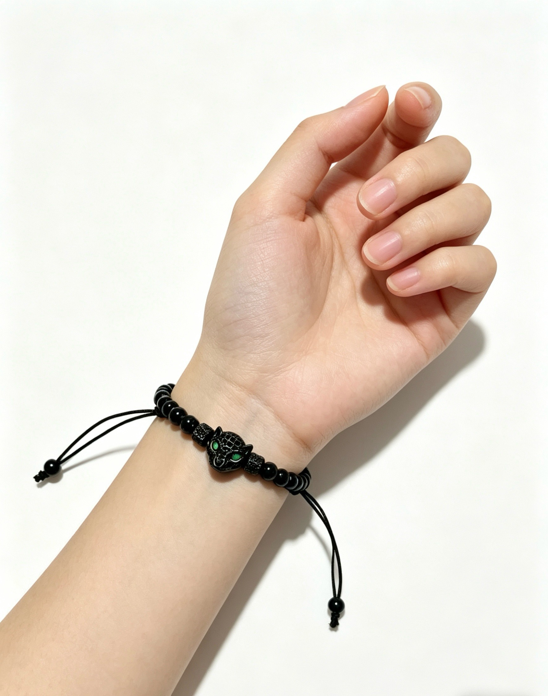 新款卡地亚豹子玛瑙手链V金材质系列 品相完美，细节无敌，那种独特的色泽完全无可挑剔，再缀以经典指环外形设