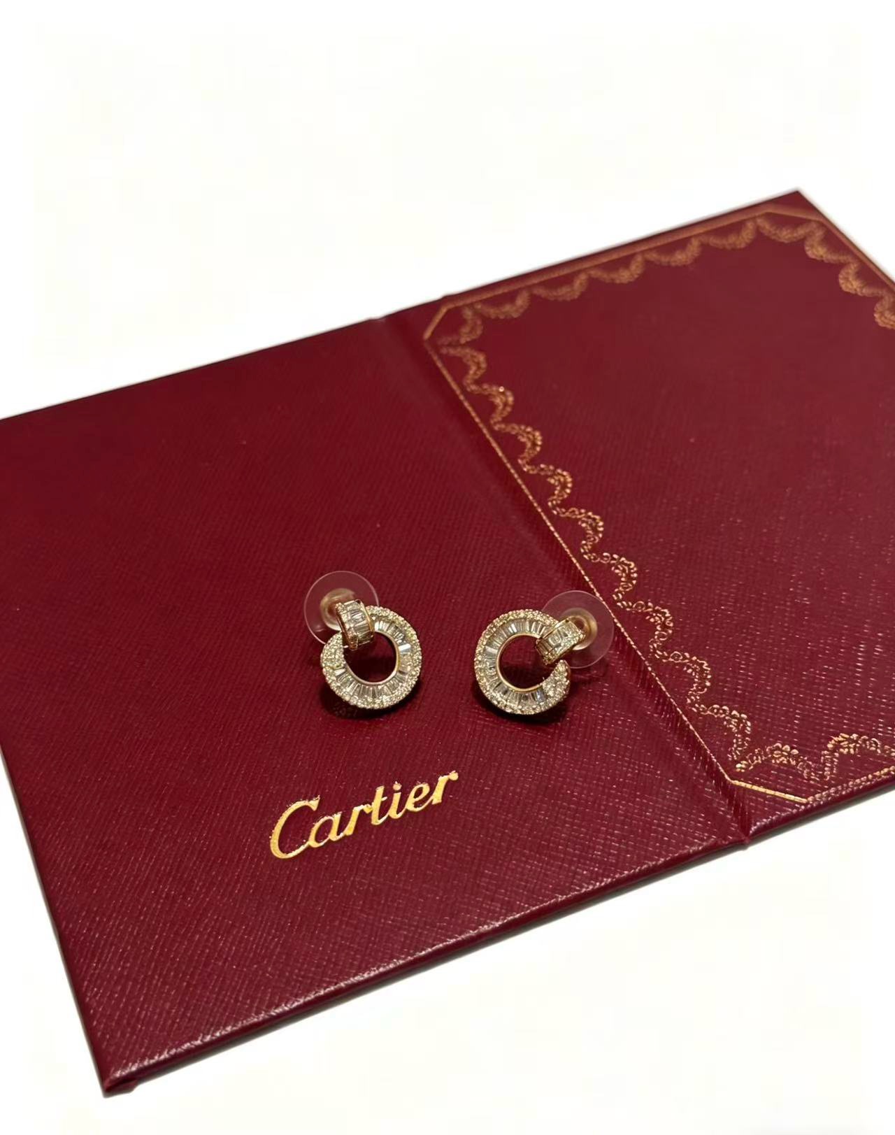 NO:861510,Cartier Earrings V gold material series are in perfect condition, with incomparable details. The unique color is completely impeccable. It is also decorated with a classic ring shape design, which is simple yet elegant and eye-catching. The pure handmade combination of V gold is more elegant and elegant. Same style for men and women. Cartier earrings, jewelry boutique, cartier, earrings19860909卡地亚耳环V金材质系列 品相完美,细节无敌,那种独特的色泽完全无可挑剔,再缀以经典指环外形设计,简约之余却又优雅夺目,V金纯手工的组合更显气色,上手雅致动人.男女同款 卡地亚耳环,饰品精品,cartier,earrings,Jewelry