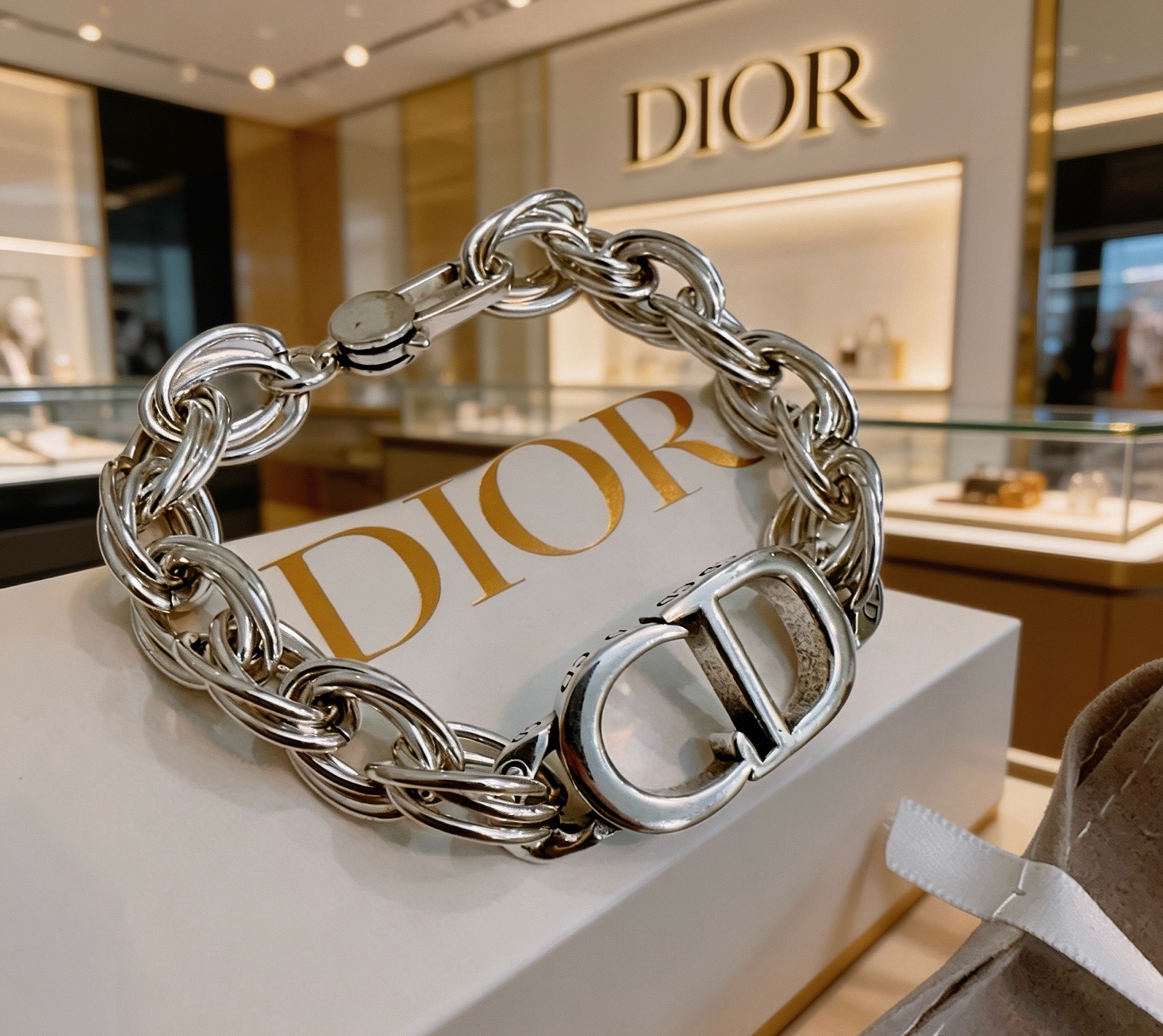 NO:863863,DIOR new model Dior necklace original single goods counter new open mold retro trendy fashion must-have. Can be worn by both men and women. The same style for couples. Rock punk Thai silver style. Retro elements. Trendy and versatile. The latest chain of the same necklace on the official website is higher grade. Star classic necklace series retro silver necklace. The chain length is 60 cm. The length can be changed. The details are distressed. Non-market glossy version. This one has been out. It is a best-selling model in Dior. It is very good to match trendy clothes, high-quality jewelry, dior, dior, necklace.19860909DIOR新款 迪奥项链原单货专柜新款开模复古潮流时尚必备 男女均可佩戴 情侣款同款 摇滚朋克泰银风格 复古元素 潮流百搭 官网同款项链最新款链条档次更高明星经典款项链系列复古银项链 链长60厘米可改长度 细节对版做旧处理 非市面亮面版型 这款一直在出 迪奥里面热卖款 非常好搭配潮流衣服,饰品精品,dior,dior,necklace,Jewelry