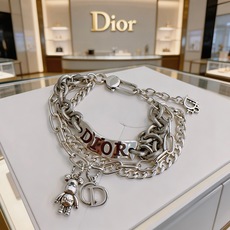 DIOR新款。高品质迪奥手链原单货专柜新款开模复古潮流时尚必备 男女均可佩戴 情侣款同款 摇滚朋克泰银风 DIOR新款。高品质迪奥手链原单货专柜新款开模复古潮流时尚必备 男女均可佩戴 情侣款同款 摇滚朋克泰银风