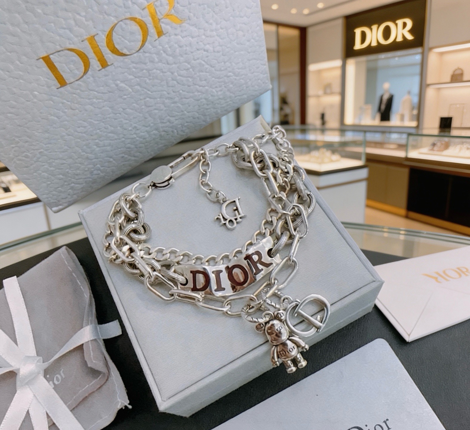 NO:863877,DIOR's new high-quality Dior bracelet original item counter new open mold retro trendy fashion must-have. Can be worn by both men and women. The same style for couples. Rock punk Thai silver style. Retro elements. Trendy and versatile. The same necklace on the official website. The latest chain has a higher grade. Celebrity classic bracelet. Cuban chain series. Retro silver bracelet. Chain length and code number: 22cm, 20cm and 18cm. The length can be changed. The details are distressed. Non-market glossy version. This one has been released. The best-selling model in Dior.  Very easy to match with trendy clothes, fine jewelry, dior, dior, necklace, bracelet19860909DIOR新款高品质迪奥手链原单货专柜新款开模复古潮流时尚必备 男女均可佩戴 情侣款同款 摇滚朋克泰银风格 复古元素 潮流百搭 官网同款项链最新款链条档次更高明星经典款手链古巴链系列复古银手链 链长码数22cm20cm18cm可改长度 细节对版做旧处理 非市面亮面版型 这款一直在出 迪奥里面热卖款 非常好搭配潮流衣服,饰品精品,dior,dior,necklace,bracelet,Jewelry