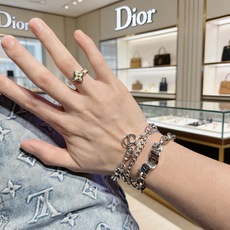 DIOR新款。高品质迪奥手链原单货专柜新款开模复古潮流时尚必备 男女均可佩戴 情侣款同款 摇滚朋克泰银风 DIOR新款。高品质迪奥手链原单货专柜新款开模复古潮流时尚必备 男女均可佩戴 情侣款同款 摇滚朋克泰银风