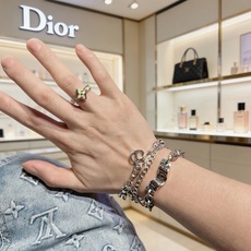 DIOR新款。高品质迪奥手链原单货专柜新款开模复古潮流时尚必备 男女均可佩戴 情侣款同款 摇滚朋克泰银风 DIOR新款。高品质迪奥手链原单货专柜新款开模复古潮流时尚必备 男女均可佩戴 情侣款同款 摇滚朋克泰银风