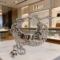 DIOR新款。高品质迪奥手链原单货专柜新款开模复古潮流时尚必备 男女均可佩戴 情侣款同款 摇滚朋克泰银风 DIOR新款。高品质迪奥手链原单货专柜新款开模复古潮流时尚必备 男女均可佩戴 情侣款同款 摇滚朋克泰银风