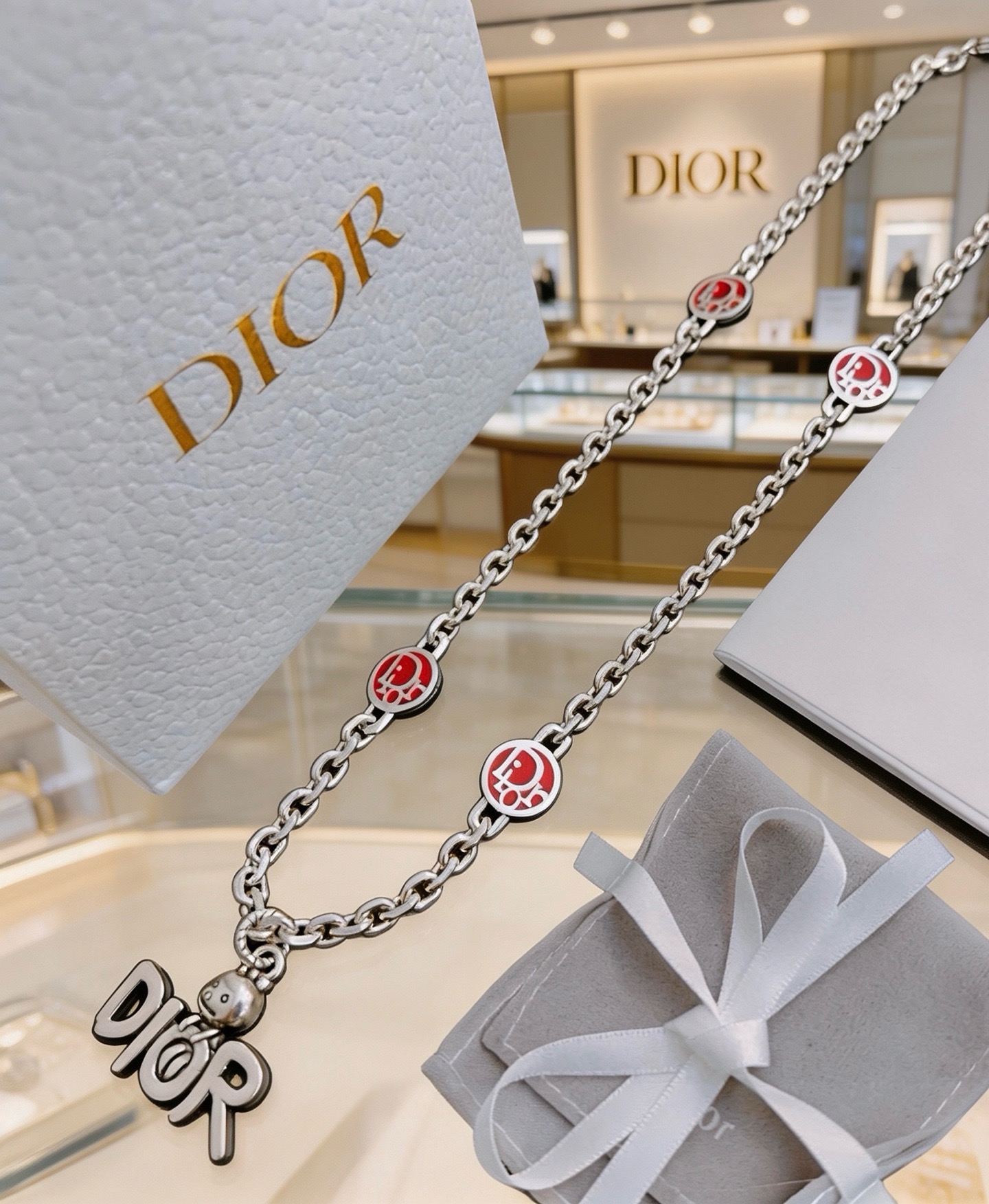 NO:863556,DIOR new model Dior necklace original single goods counter new open mold retro trendy fashion must-have. Can be worn by both men and women. The same style for couples. Rock punk Thai silver style. Retro elements. Trendy and versatile. The latest chain of the same necklace on the official website is higher grade. Star classic necklace series retro silver necklace. The chain length is 60 cm. The length can be changed. The details are distressed. Non-market glossy version. This one has been out. It is a best-selling model in Dior. It is very good to match trendy clothes, high-quality jewelry, dior, dior, necklace.19860909DIOR新款 迪奥项链原单货专柜新款开模复古潮流时尚必备 男女均可佩戴 情侣款同款 摇滚朋克泰银风格 复古元素 潮流百搭 官网同款项链最新款链条档次更高明星经典款项链系列复古银项链 链长60厘米可改长度 细节对版做旧处理 非市面亮面版型 这款一直在出 迪奥里面热卖款 非常好搭配潮流衣服,饰品精品,dior,dior,necklace,Jewelry