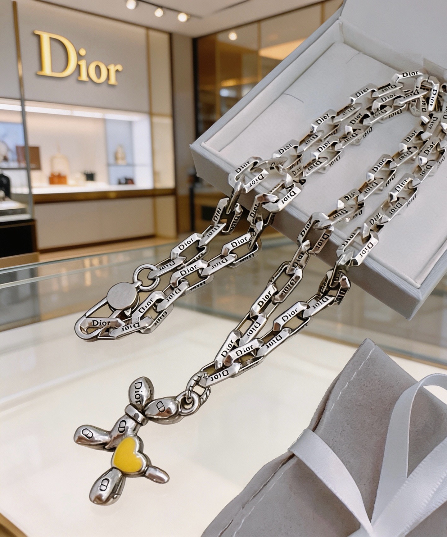 NO:863579,DIOR new model Dior necklace original single goods counter new open mold retro trendy fashion must-have. Can be worn by both men and women. The same style for couples. Rock punk Thai silver style. Retro elements. Trendy and versatile. The latest chain of the same necklace on the official website is higher grade. Star classic necklace series retro silver necklace. The chain length is 60 cm. The length can be changed. The details are distressed. Non-market glossy version. This one has been out. It is a best-selling model in Dior. It is very good to match trendy clothes, high-quality jewelry, dior, dior, necklace.19860909DIOR新款 迪奥项链原单货专柜新款开模复古潮流时尚必备 男女均可佩戴 情侣款同款 摇滚朋克泰银风格 复古元素 潮流百搭 官网同款项链最新款链条档次更高明星经典款项链系列复古银项链 链长60厘米可改长度 细节对版做旧处理 非市面亮面版型 这款一直在出 迪奥里面热卖款 非常好搭配潮流衣服,饰品精品,dior,dior,necklace,Jewelry