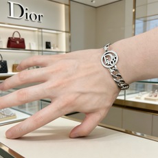 DIOR新款。高品质迪奥手链原单货专柜新款开模复古潮流时尚必备 男女均可佩戴 情侣款同款 摇滚朋克泰银风 DIOR新款。高品质迪奥手链原单货专柜新款开模复古潮流时尚必备 男女均可佩戴 情侣款同款 摇滚朋克泰银风