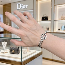 DIOR新款。高品质迪奥手链原单货专柜新款开模复古潮流时尚必备 男女均可佩戴 情侣款同款 摇滚朋克泰银风 DIOR新款。高品质迪奥手链原单货专柜新款开模复古潮流时尚必备 男女均可佩戴 情侣款同款 摇滚朋克泰银风