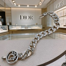 DIOR新款。高品质迪奥手链原单货专柜新款开模复古潮流时尚必备 男女均可佩戴 情侣款同款 摇滚朋克泰银风 DIOR新款。高品质迪奥手链原单货专柜新款开模复古潮流时尚必备 男女均可佩戴 情侣款同款 摇滚朋克泰银风