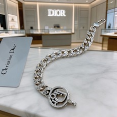 DIOR新款。高品质迪奥手链原单货专柜新款开模复古潮流时尚必备 男女均可佩戴 情侣款同款 摇滚朋克泰银风 DIOR新款。高品质迪奥手链原单货专柜新款开模复古潮流时尚必备 男女均可佩戴 情侣款同款 摇滚朋克泰银风