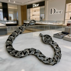 DIOR新款。高品质迪奥手链原单货专柜新款开模复古潮流时尚必备 男女均可佩戴 情侣款同款 摇滚朋克泰银风 DIOR新款。高品质迪奥手链原单货专柜新款开模复古潮流时尚必备 男女均可佩戴 情侣款同款 摇滚朋克泰银风