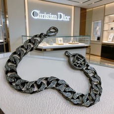 DIOR新款。高品质迪奥手链原单货专柜新款开模复古潮流时尚必备 男女均可佩戴 情侣款同款 摇滚朋克泰银风 DIOR新款。高品质迪奥手链原单货专柜新款开模复古潮流时尚必备 男女均可佩戴 情侣款同款 摇滚朋克泰银风
