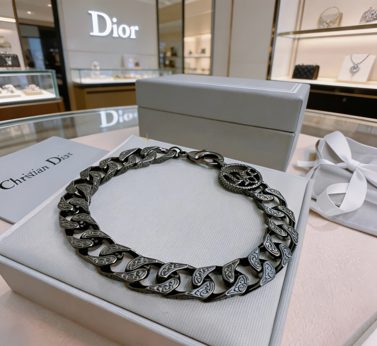 NO:863592,DIOR's new high-quality Dior bracelet original item counter new open mold retro trendy fashion must-have. Can be worn by both men and women. The same style for couples. Rock punk Thai silver style. Retro elements. Trendy and versatile. The same necklace on the official website. The latest chain has a higher grade. Celebrity classic bracelet. Cuban chain series. Retro silver bracelet. Chain length and code number: 22cm, 20cm and 18cm. The length can be changed. The details are distressed. Non-market glossy version. This one has been released. The best-selling model in Dior.  Very easy to match with trendy clothes, fine jewelry, dior, dior, necklace, bracelet19860909DIOR新款高品质迪奥手链原单货专柜新款开模复古潮流时尚必备 男女均可佩戴 情侣款同款 摇滚朋克泰银风格 复古元素 潮流百搭 官网同款项链最新款链条档次更高明星经典款手链古巴链系列复古银手链 链长码数22cm20cm18cm可改长度 细节对版做旧处理 非市面亮面版型 这款一直在出 迪奥里面热卖款 非常好搭配潮流衣服,饰品精品,dior,dior,necklace,bracelet,Jewelry