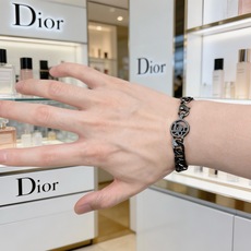 DIOR新款。高品质迪奥手链原单货专柜新款开模复古潮流时尚必备 男女均可佩戴 情侣款同款 摇滚朋克泰银风 DIOR新款。高品质迪奥手链原单货专柜新款开模复古潮流时尚必备 男女均可佩戴 情侣款同款 摇滚朋克泰银风