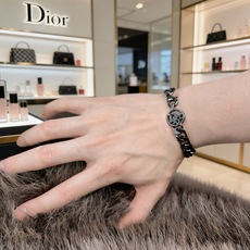 DIOR新款。高品质迪奥手链原单货专柜新款开模复古潮流时尚必备 男女均可佩戴 情侣款同款 摇滚朋克泰银风 DIOR新款。高品质迪奥手链原单货专柜新款开模复古潮流时尚必备 男女均可佩戴 情侣款同款 摇滚朋克泰银风
