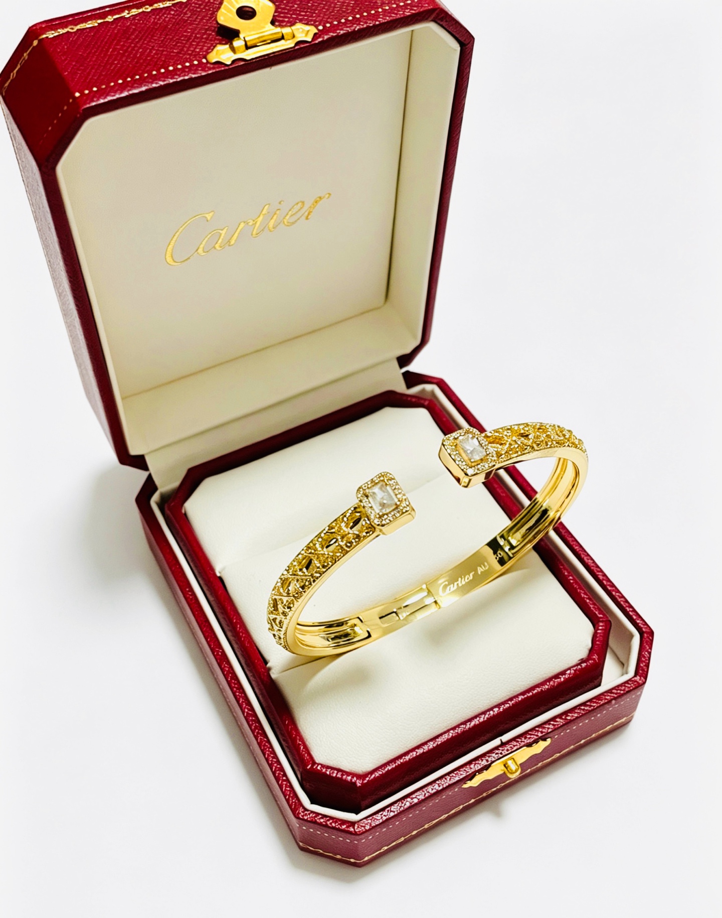 卡地亚手链手镯V金材质系列 品相完美，细节无敌，那种独特的色泽完全无可挑剔，再缀以经典指环外形设计，简约