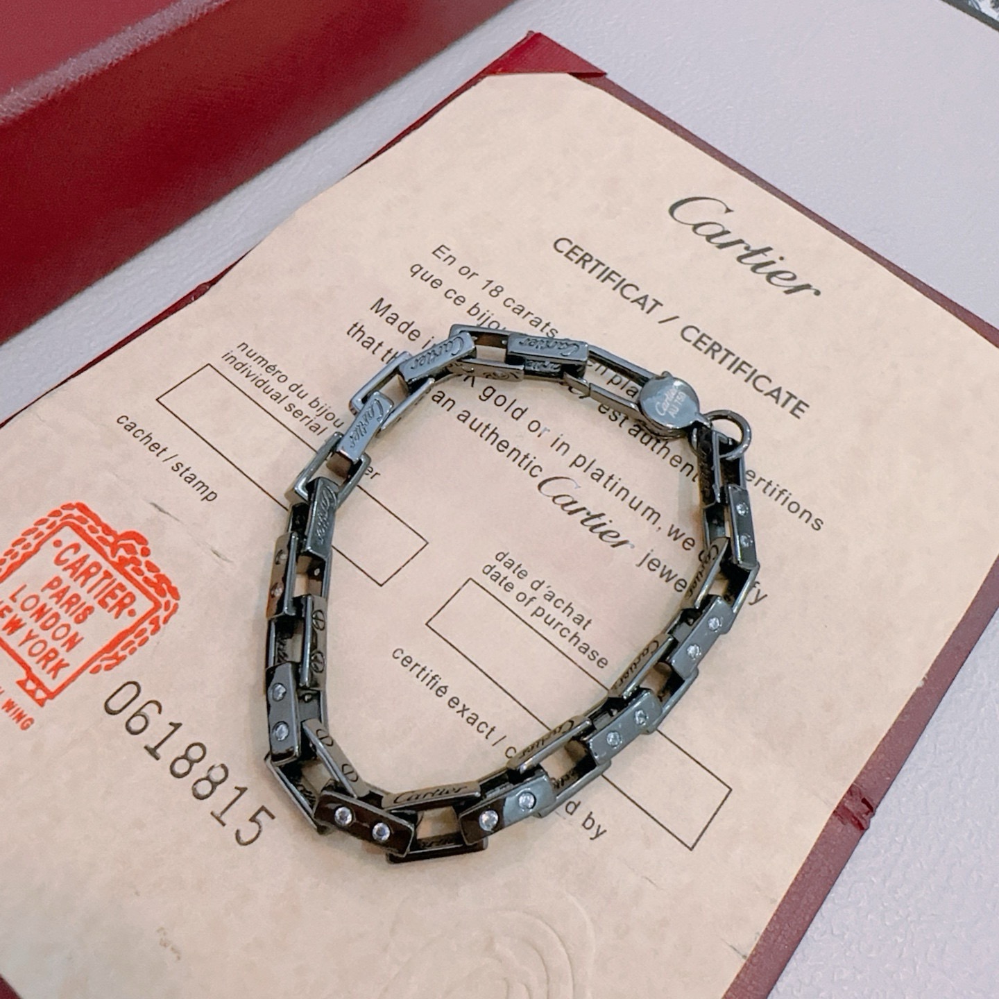 新款卡地亚手链V金材质系列 品相完美，细节无敌，那种独特的色泽完全无可挑剔，再缀以经典指环外形设计，简约