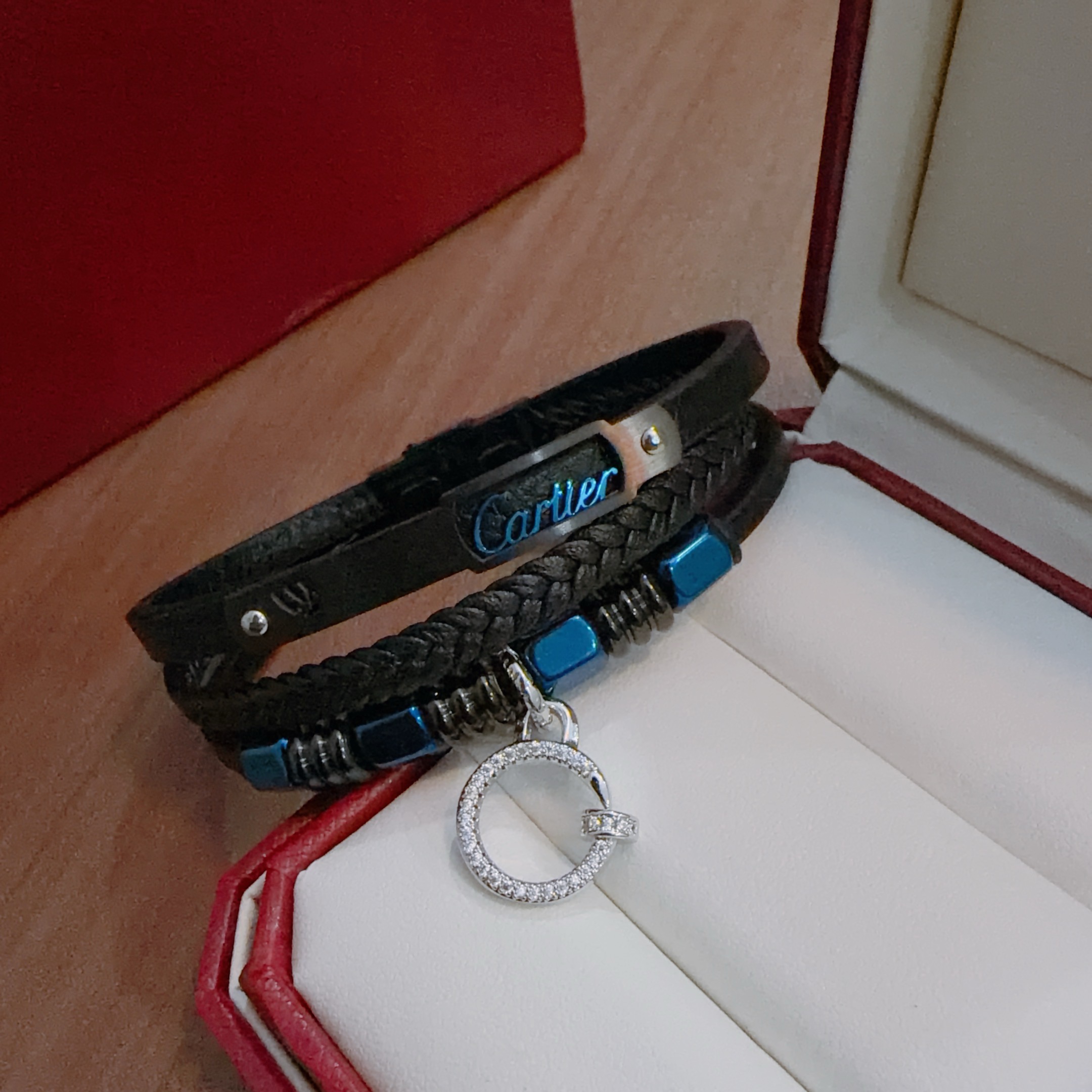 NO:863656,High-quality Cartier cowhide bracelet original item counter new open mold retro trendy fashion must-have. Can be worn by both men and women. Same style for couples. Rock punk Thai silver style. Retro elements. Trendy and versatile. Official website same cowhide latest chain. Higher grade. Celebrity classic necklace series retro. Details are distressed. Non-market glossy version. The size is adjustable. This has been a hot seller in Cartier.  Very easy to match with trendy clothes, fine jewelry, cartier, necklace, bracelet, cowhide19860909高品质卡地亚牛皮手绳手链原单货专柜新款开模复古潮流时尚必备 男女均可佩戴 情侣款同款 摇滚朋克泰银风格 复古元素 潮流百搭 官网同款牛皮最新款链条档次更高明星经典款项链系列复古 细节对版做旧处理 非市面亮面版型 码数可调节 这款一直在出 卡地亚里面热卖款 非常好搭配潮流衣服,饰品精品,cartier,necklace,bracelet,cowhide,Jewelry