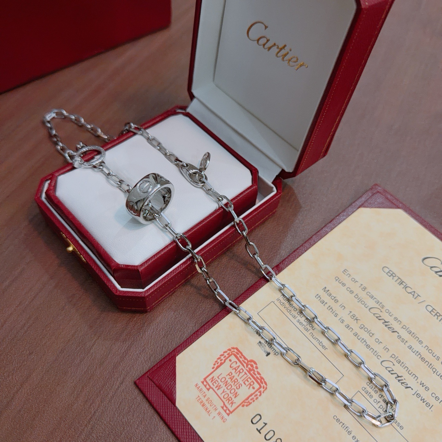 新款带钻卡地亚项链V金材质系列 品相完美，细节无敌，那种独特的色泽完全无可挑剔，再缀以经典指环外形设计，