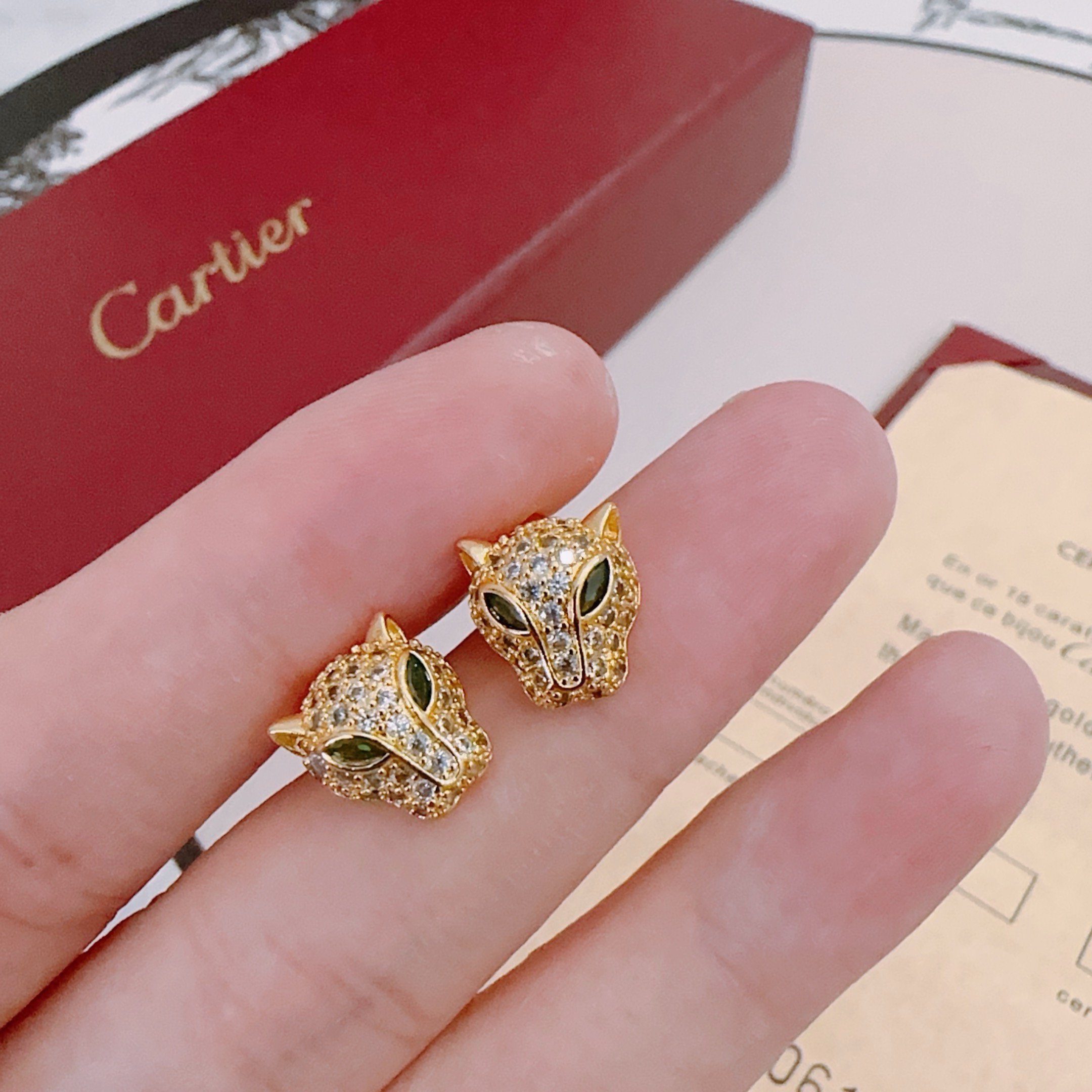 卡地亚耳环V金材质系列 品相完美，细节无敌，那种独特的色泽完全无可挑剔，再缀以经典指环外形设计，简约之余
