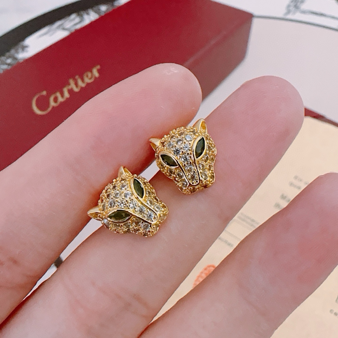 卡地亚耳环V金材质系列 品相完美，细节无敌，那种独特的色泽完全无可挑剔，再缀以经典指环外形设计，简约之余