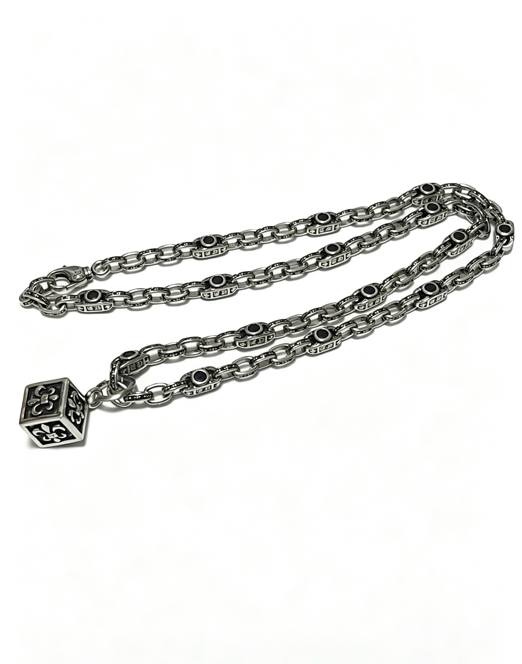 NO:862956,New [counter quality] Chrome Hearts multi-element retro cross necklace, thick cross pendant, different pattern design styles with concave and convex shapes, showing a distinctive cross. The Scout flower is the symbol of Chrome Hearts, so it is more durable. Genuine pattern-printed Chrome Hearts distinguishes the ordinary light version in the market. Match the version and standard quality. Look at the printing details. The degree of retro ash oxidation. Seiko version!  !  !  Purely handmade, authentic molded fashion essentials, can be worn by both men and women, same style for couples, official website original, rock punk Thai silver style, retro elements, trendy and versatile (60cm can be resized), jewelry boutique, chrome hearts, chrome hearts, necklace19860909新款【专柜品质】Chrome Hearts克罗心多元素复古十字架项链 粗款十字架吊坠 凹凸造型不同的花纹设计风格 呈现出与众不同 十字架 童军花是克罗心的志 所以更经久不衰 正品打版Chrome Hearts克罗心 区别市场普通轻版 对版对标品质 看字印细节 复古做旧灰氧程度.精工版本！！！ 纯手工打造 正品开模潮流时尚必备 男女均可佩戴 情侣同款 官网原版 摇滚朋克泰银风格 复古元素 潮流百搭（60cm可改尺寸）,饰品精品,chrome hearts,chrome hearts,necklace,Jewelry