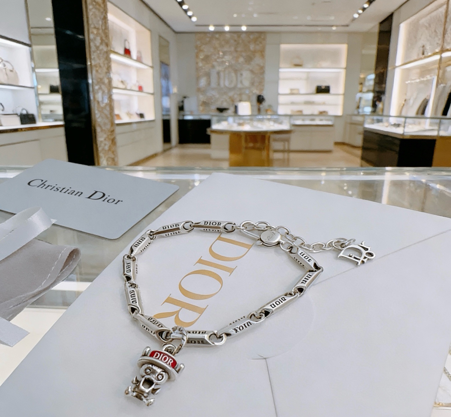 DIOR新款。高品质迪奥手链原单货专柜新款开模复古潮流时尚必备 男女均可佩戴 情侣款同款 摇滚朋克泰银风