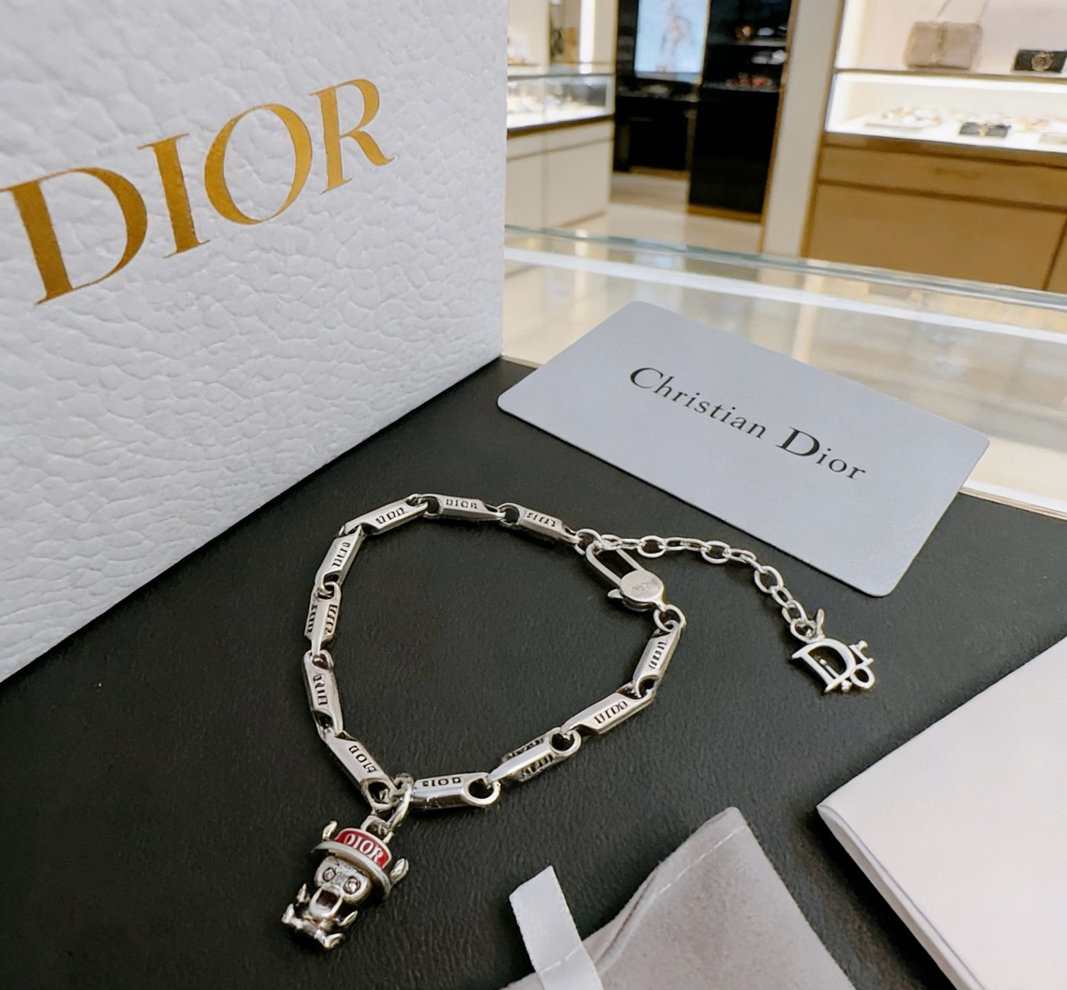 DIOR新款。高品质迪奥手链原单货专柜新款开模复古潮流时尚必备 男女均可佩戴 情侣款同款 摇滚朋克泰银风
