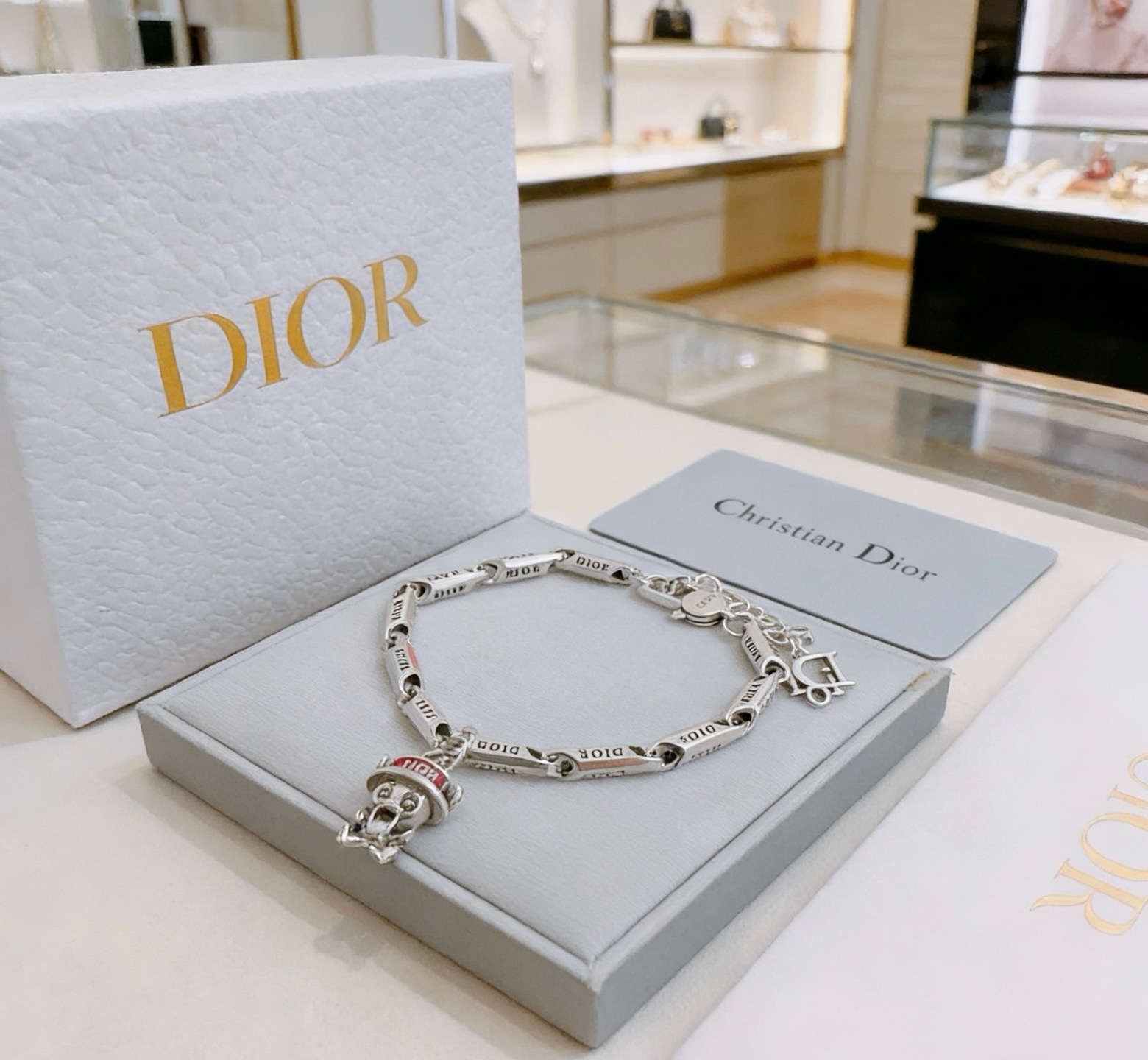 DIOR新款。高品质迪奥手链原单货专柜新款开模复古潮流时尚必备 男女均可佩戴 情侣款同款 摇滚朋克泰银风