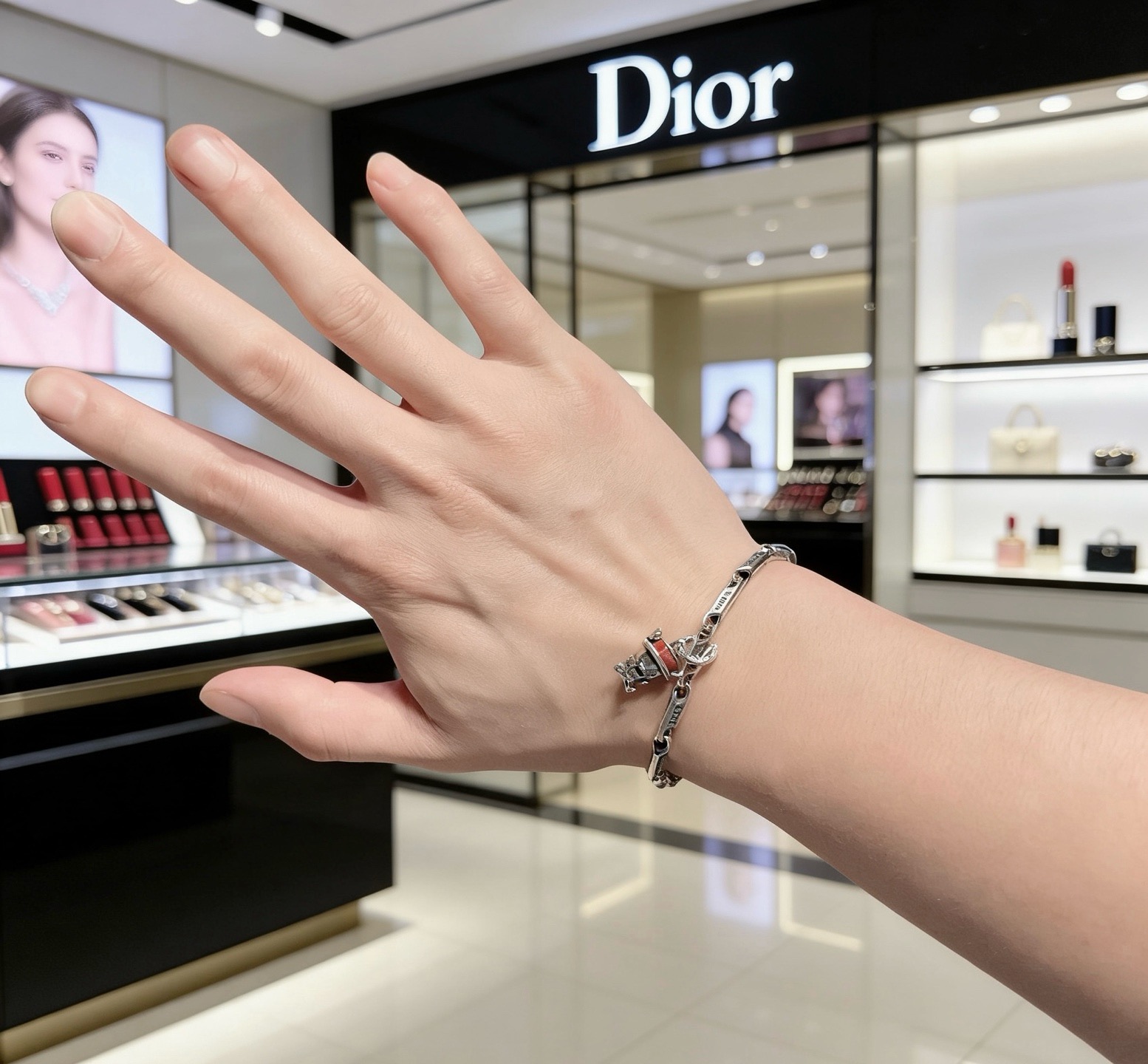 DIOR新款。高品质迪奥手链原单货专柜新款开模复古潮流时尚必备 男女均可佩戴 情侣款同款 摇滚朋克泰银风