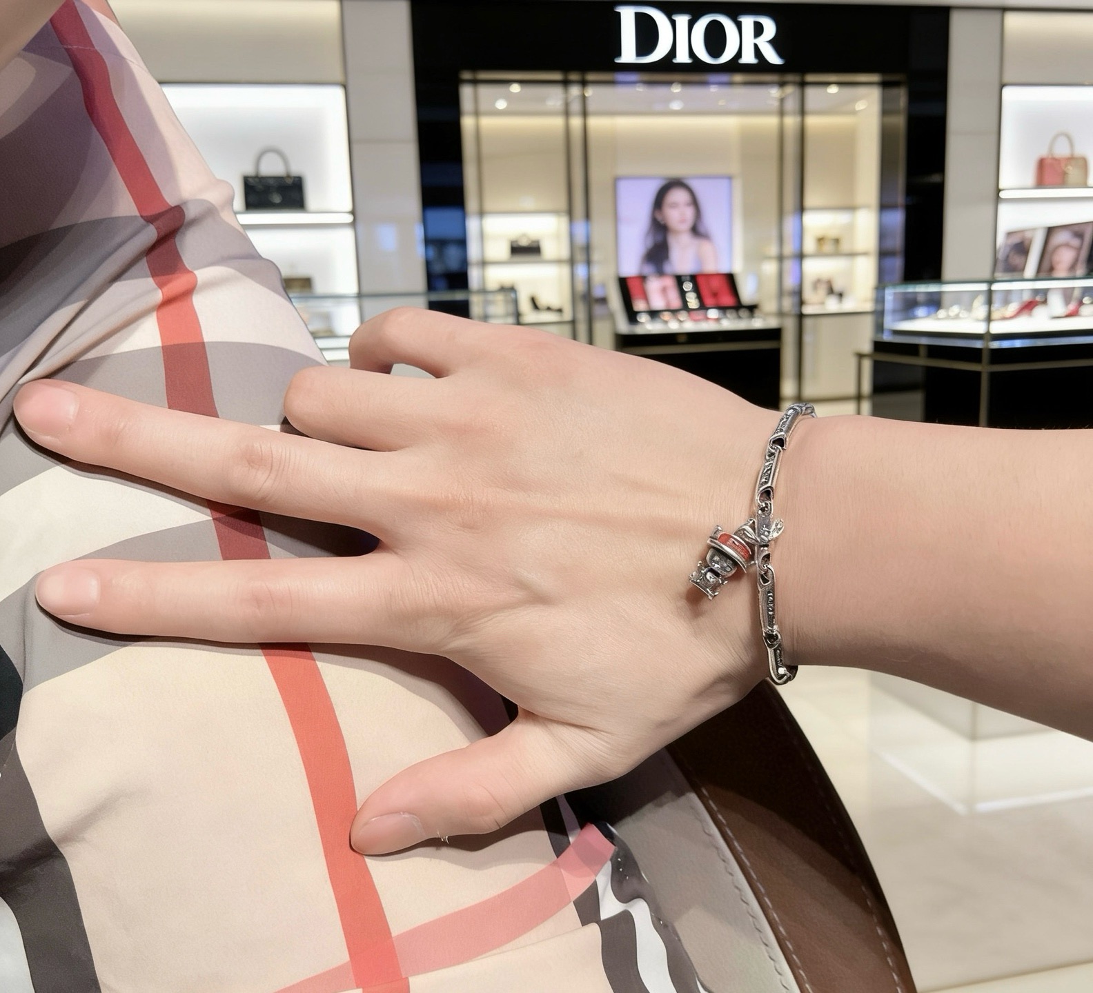 DIOR新款。高品质迪奥手链原单货专柜新款开模复古潮流时尚必备 男女均可佩戴 情侣款同款 摇滚朋克泰银风